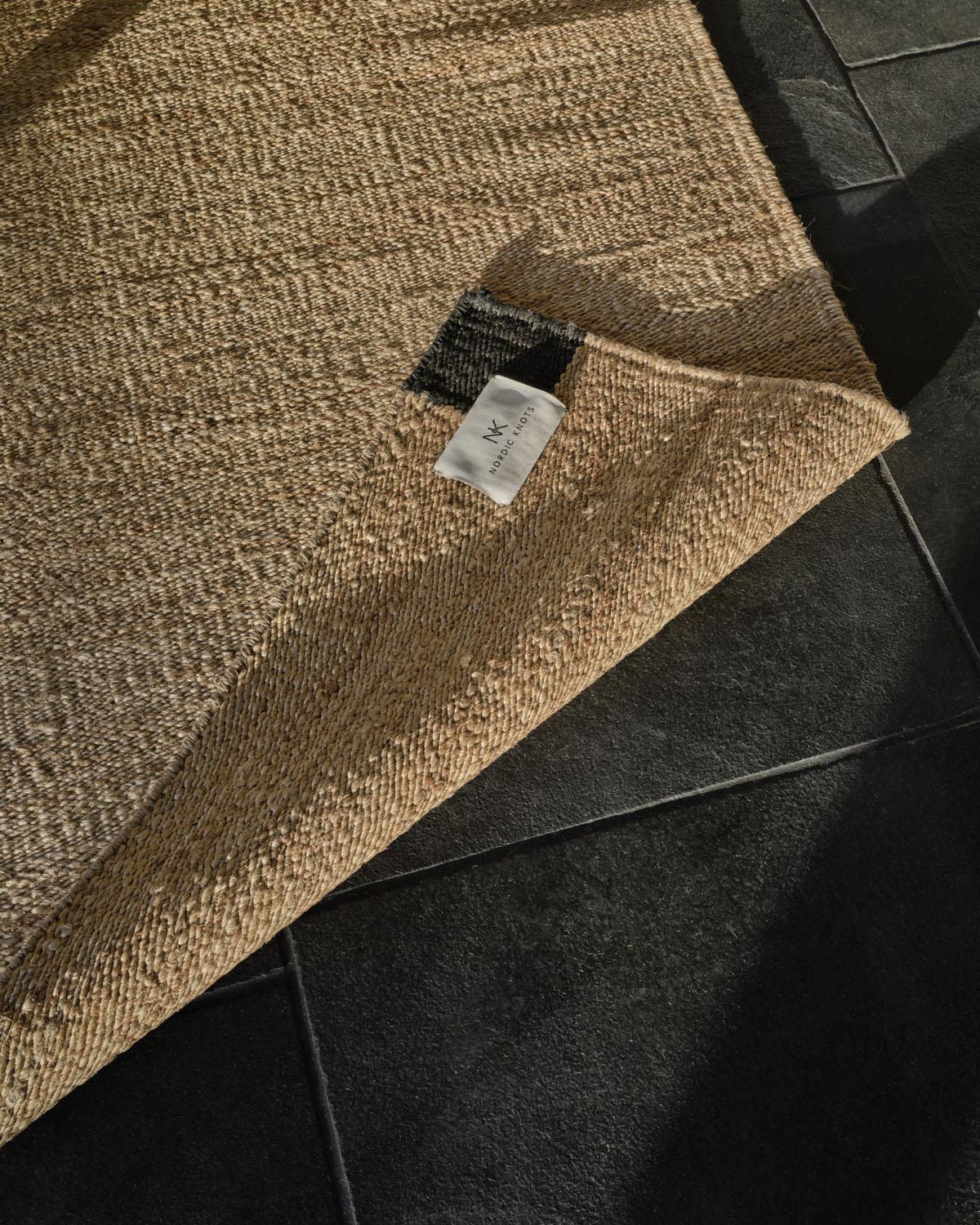 „Corner“ Schwarzer Teppich im Jute-Stil im skandinavischen Design (Minimalistisch) im Angebot