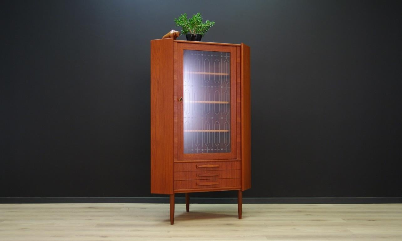 Remarkable corner cabinet from the 1960s-1970s, Danish design, surface veneered with teak. Roomy interior with shelves behind the doors with decorative glass. Keys included. Preserved in good condition (small bruises and scratches) - directly for
