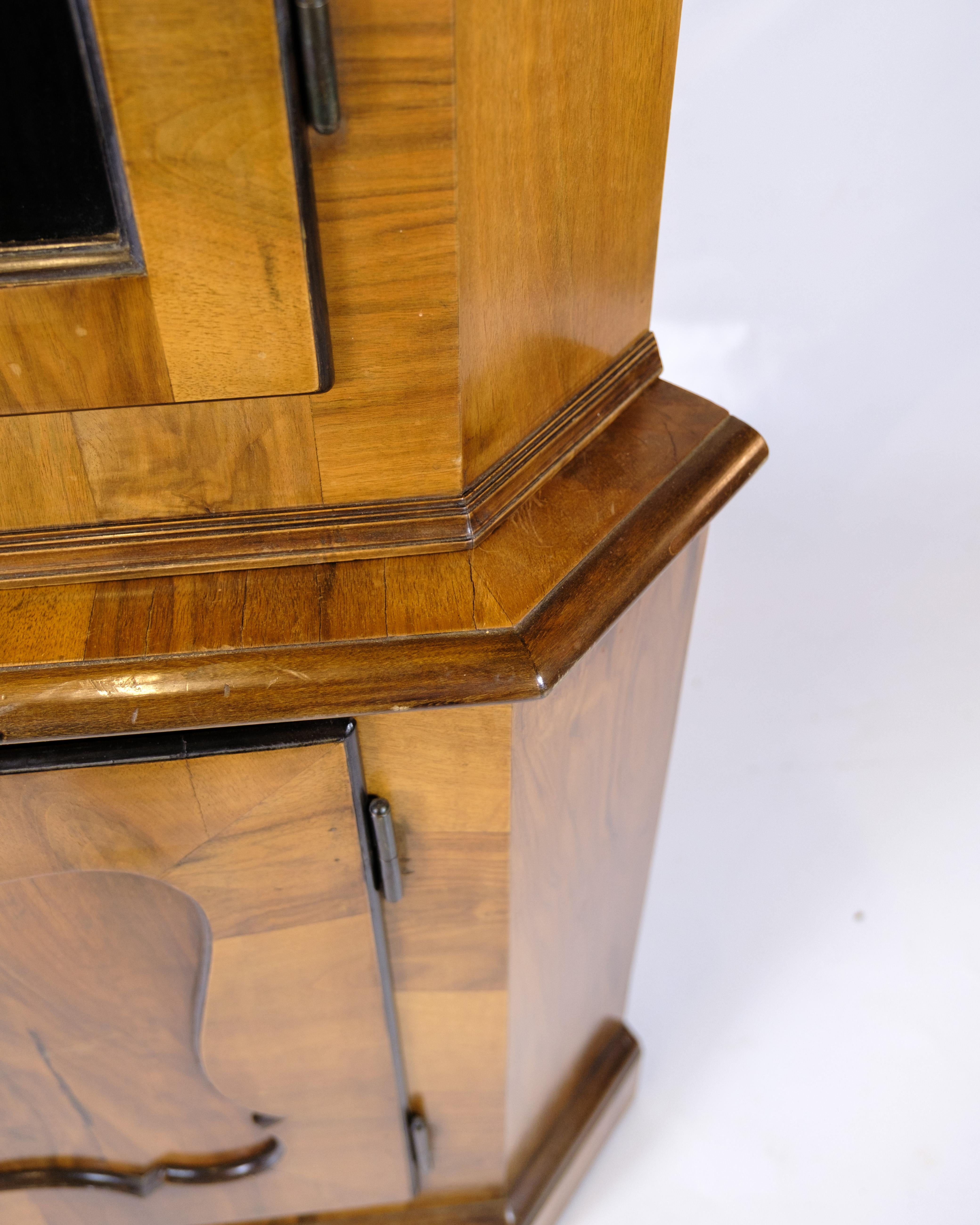 Corner Cabinet In Baroque Style Made In Walnut & Glass Door With Bars en vente 2