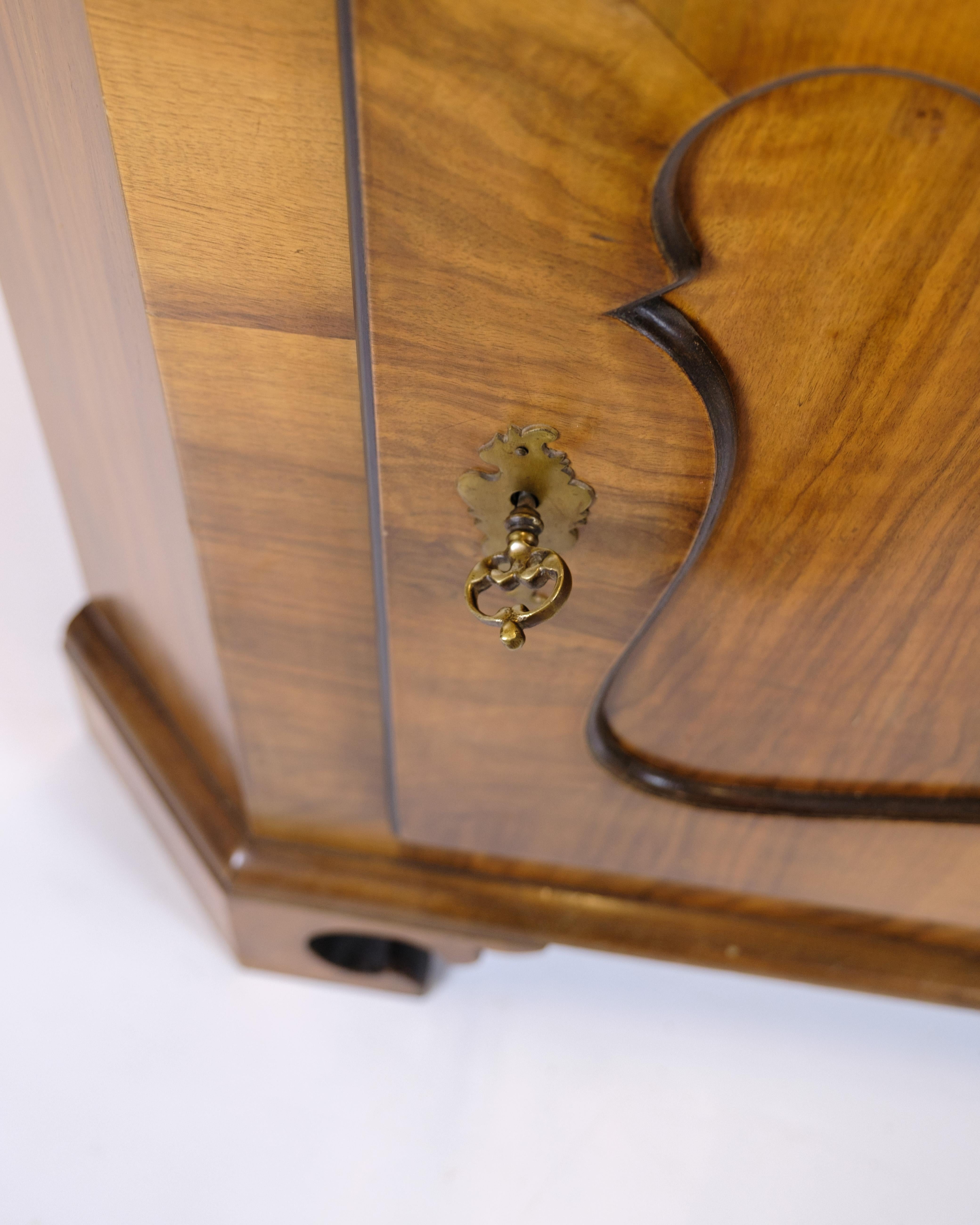 Corner Cabinet In Baroque Style Made In Walnut & Glass Door With Bars en vente 3