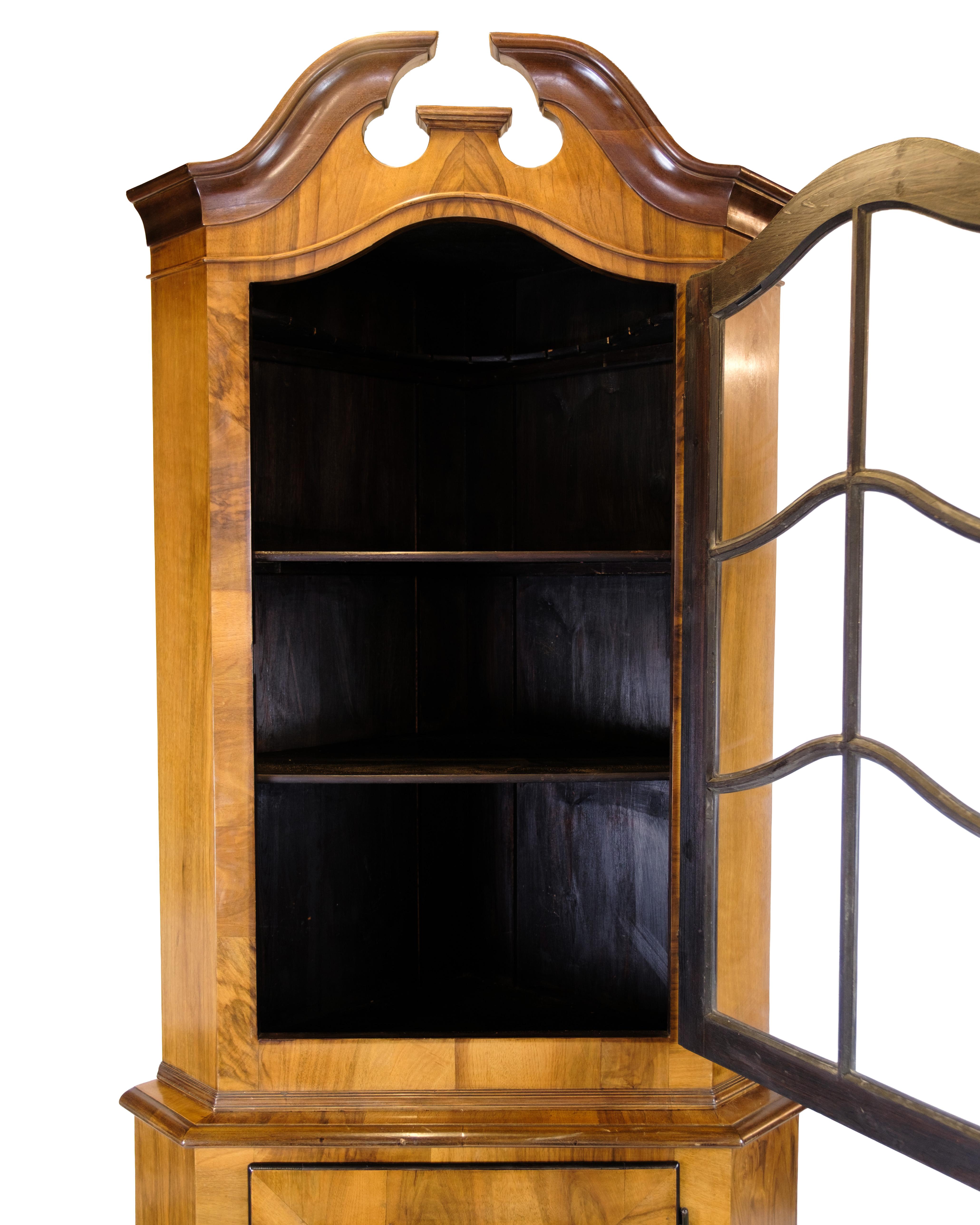 Corner Cabinet In Baroque Style Made In Walnut & Glass Door With Bars en vente 5