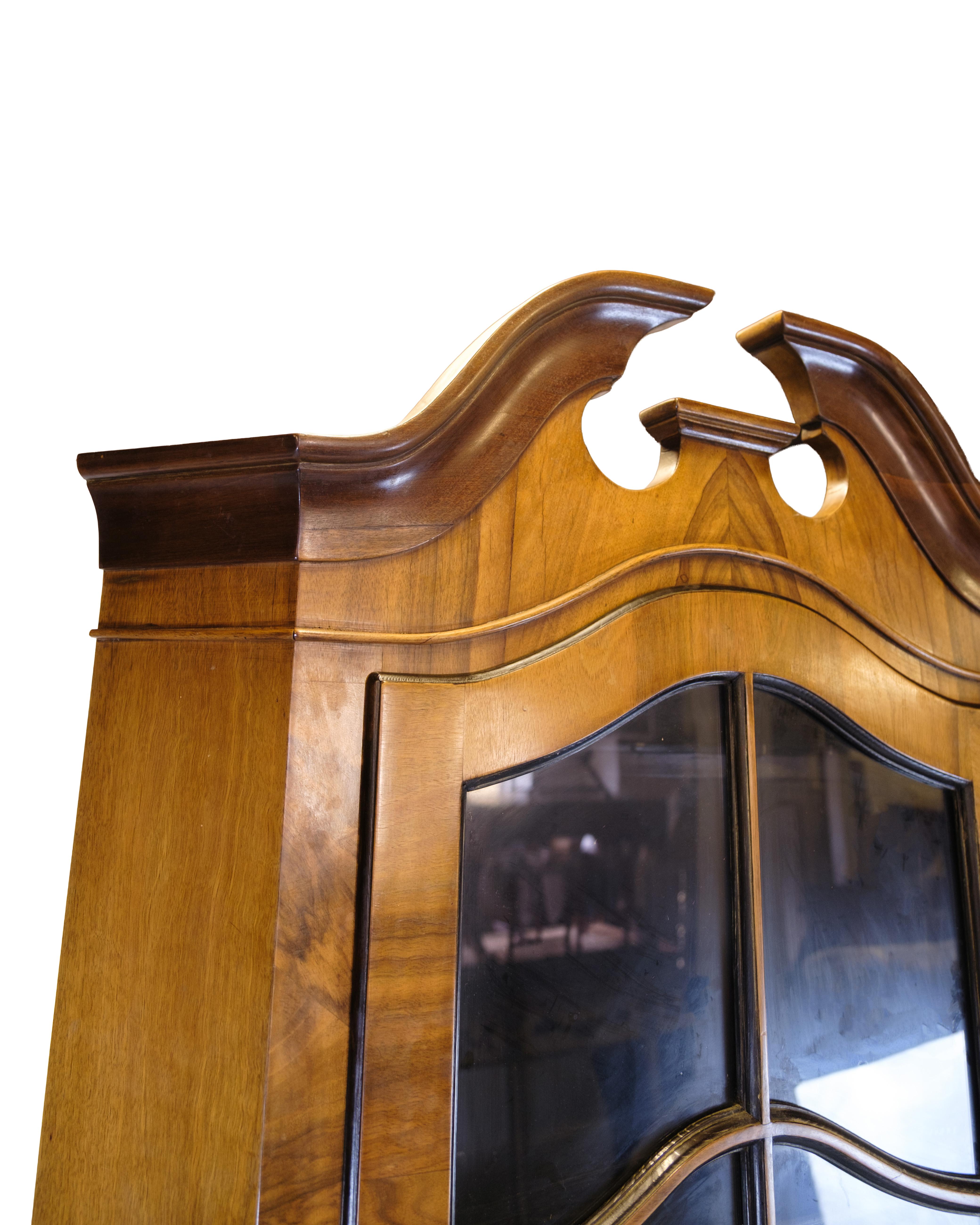 Mid-Century Modern Corner Cabinet In Baroque Style Made In Walnut & Glass Door With Bars en vente