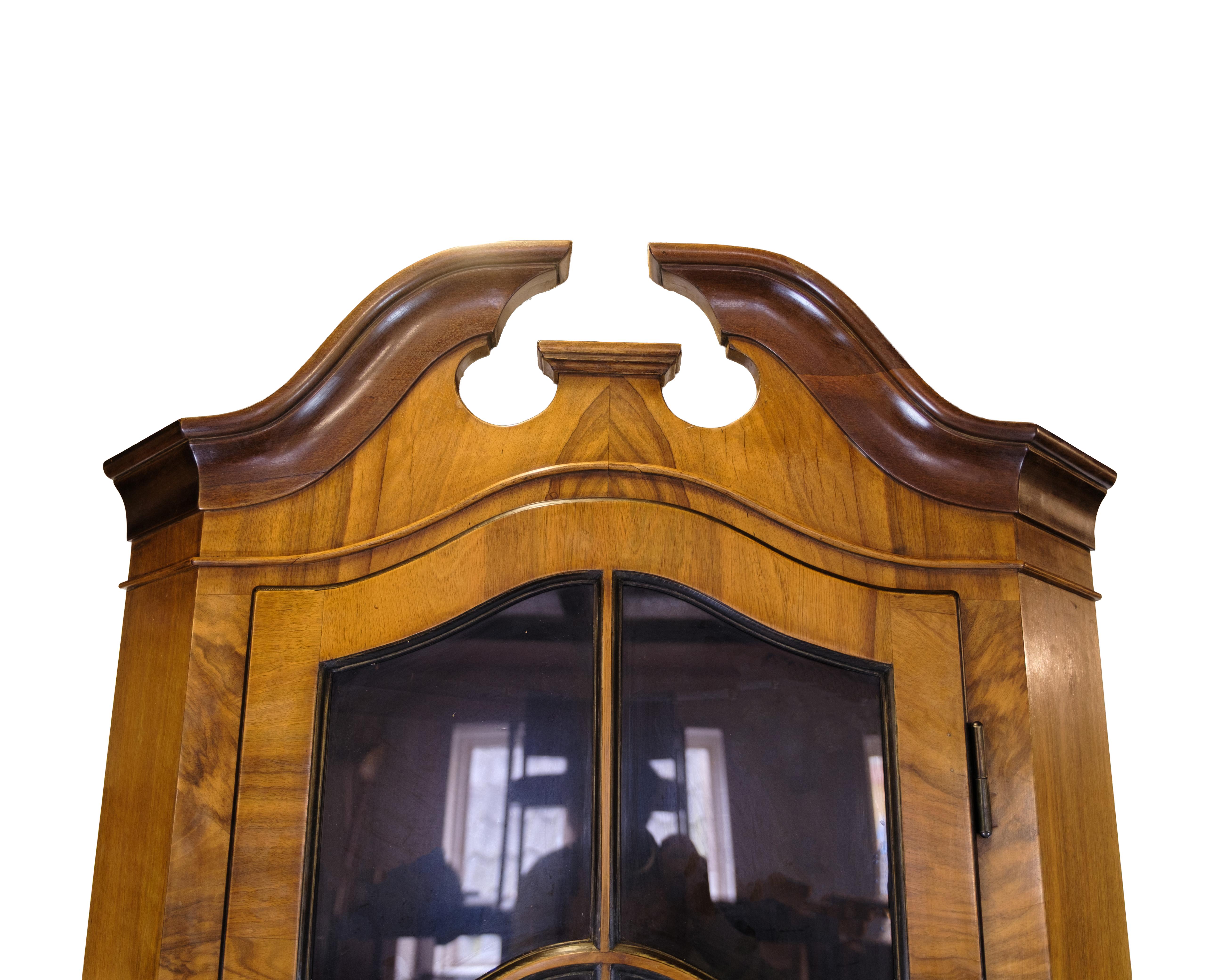 Danois Corner Cabinet In Baroque Style Made In Walnut & Glass Door With Bars en vente