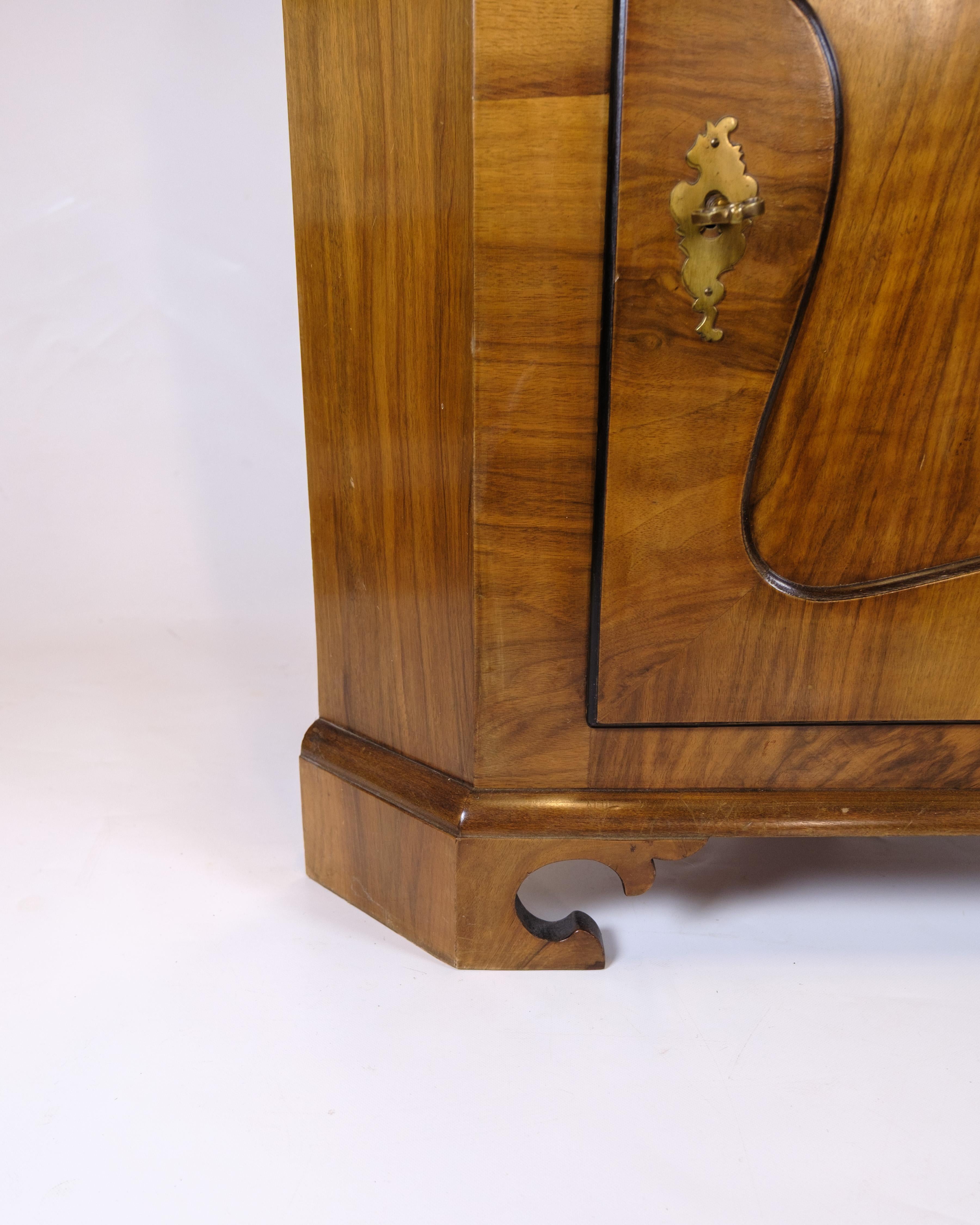 Poli Corner Cabinet In Baroque Style Made In Walnut & Glass Door With Bars en vente