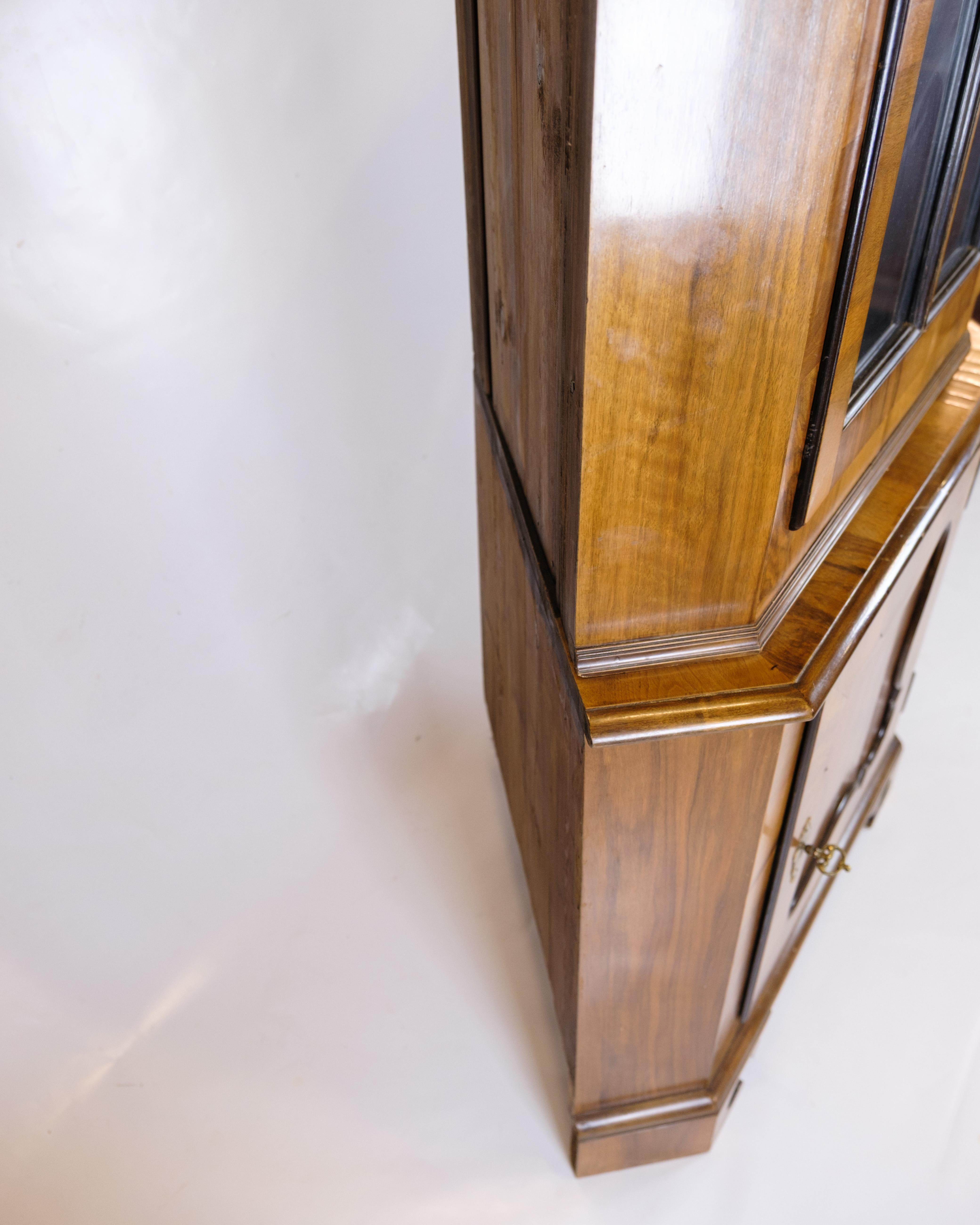 Corner Cabinet In Baroque Style Made In Walnut & Glass Door With Bars Bon état - En vente à Lejre, DK