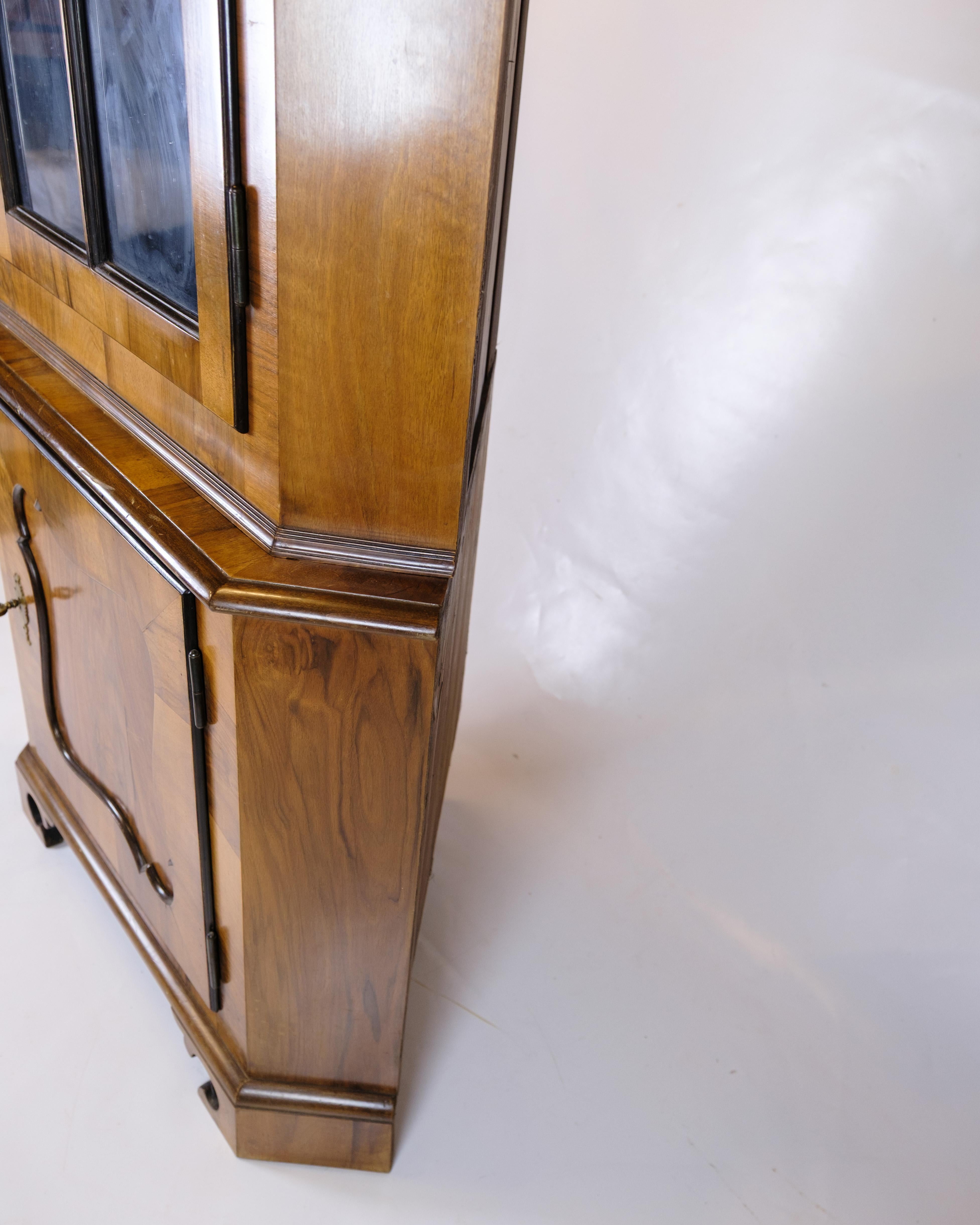 Début du 20ème siècle Corner Cabinet In Baroque Style Made In Walnut & Glass Door With Bars en vente