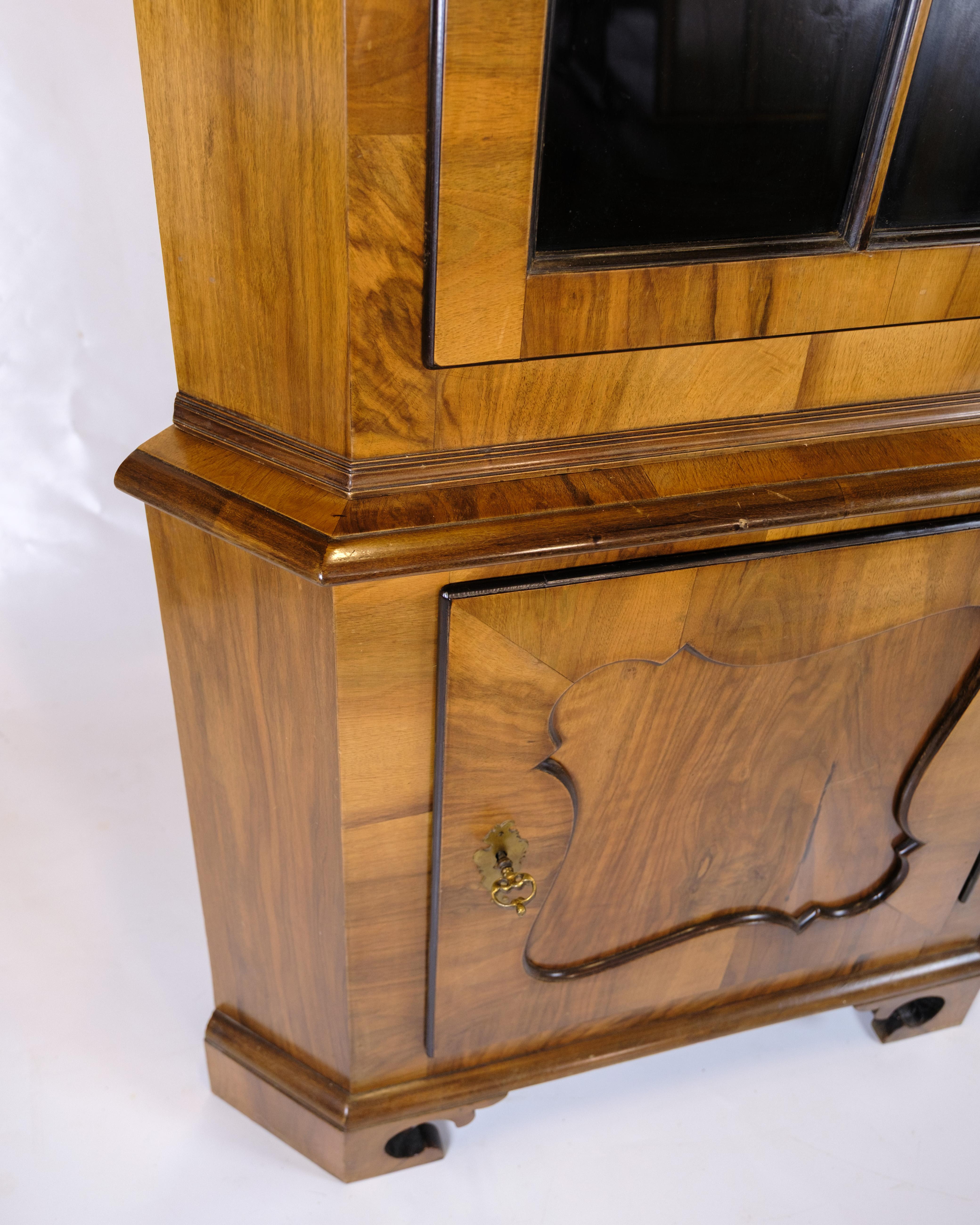 Verre Corner Cabinet In Baroque Style Made In Walnut & Glass Door With Bars en vente