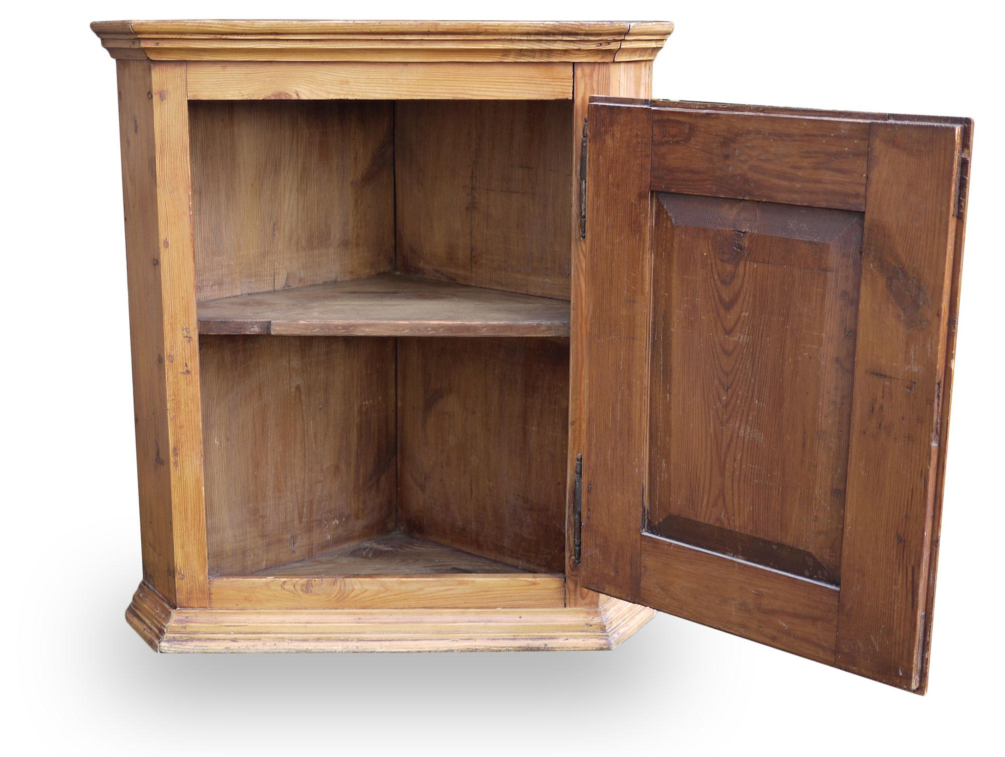 Corner Cabinet in Fir Wood, Italy 1810 In Good Condition For Sale In Albignasego, IT