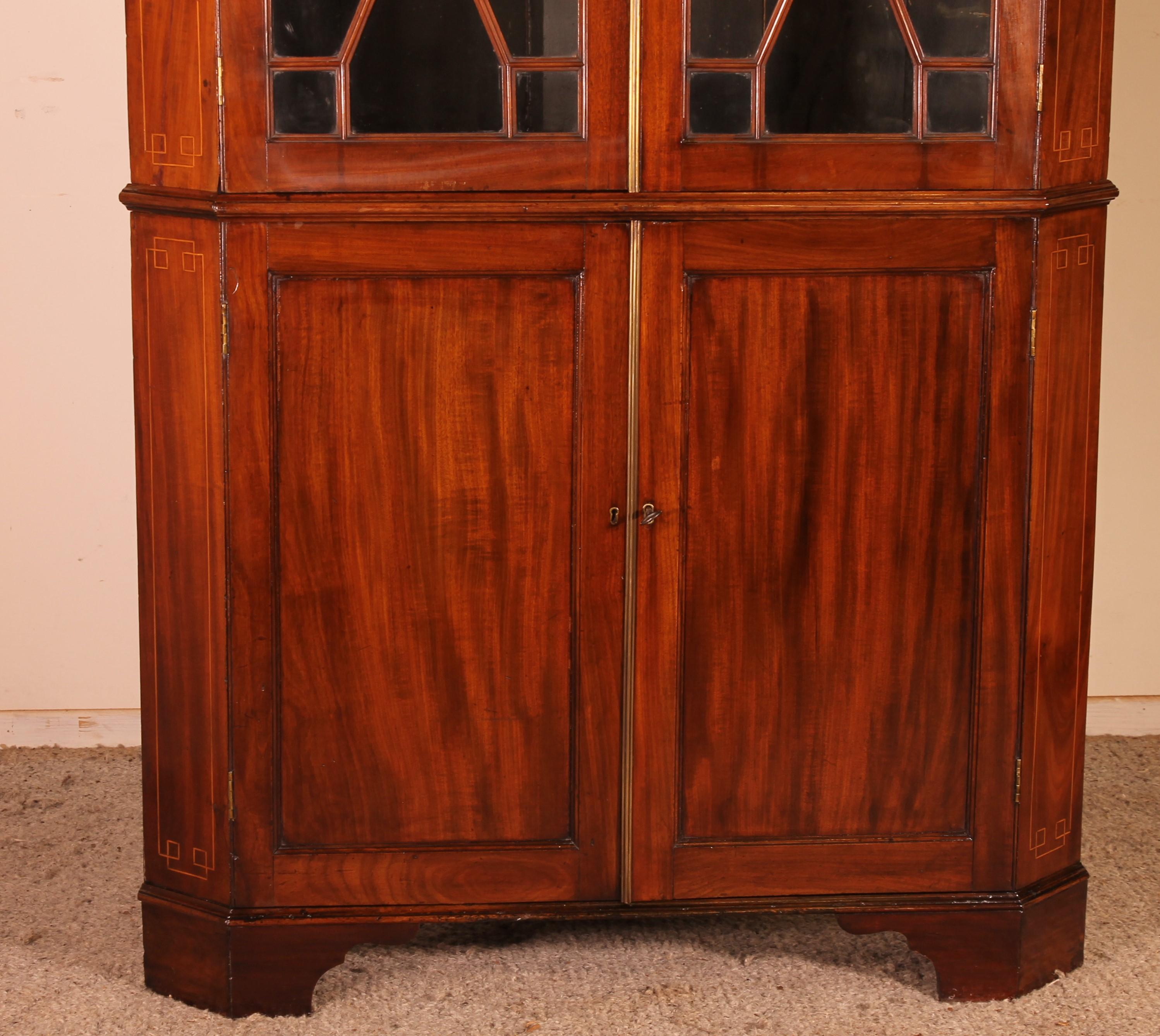 Elegant English mahogany corner cabinet from the 18th century

Very good quality corner cupboard which has braced windows. It is his original windows that are intact.

Very elegant model in two pieces with a lemon wood inlay on the top and