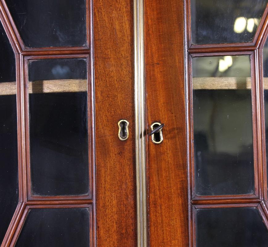 Corner Cabinet in Mahogany, 18th Century, Georgian For Sale 1