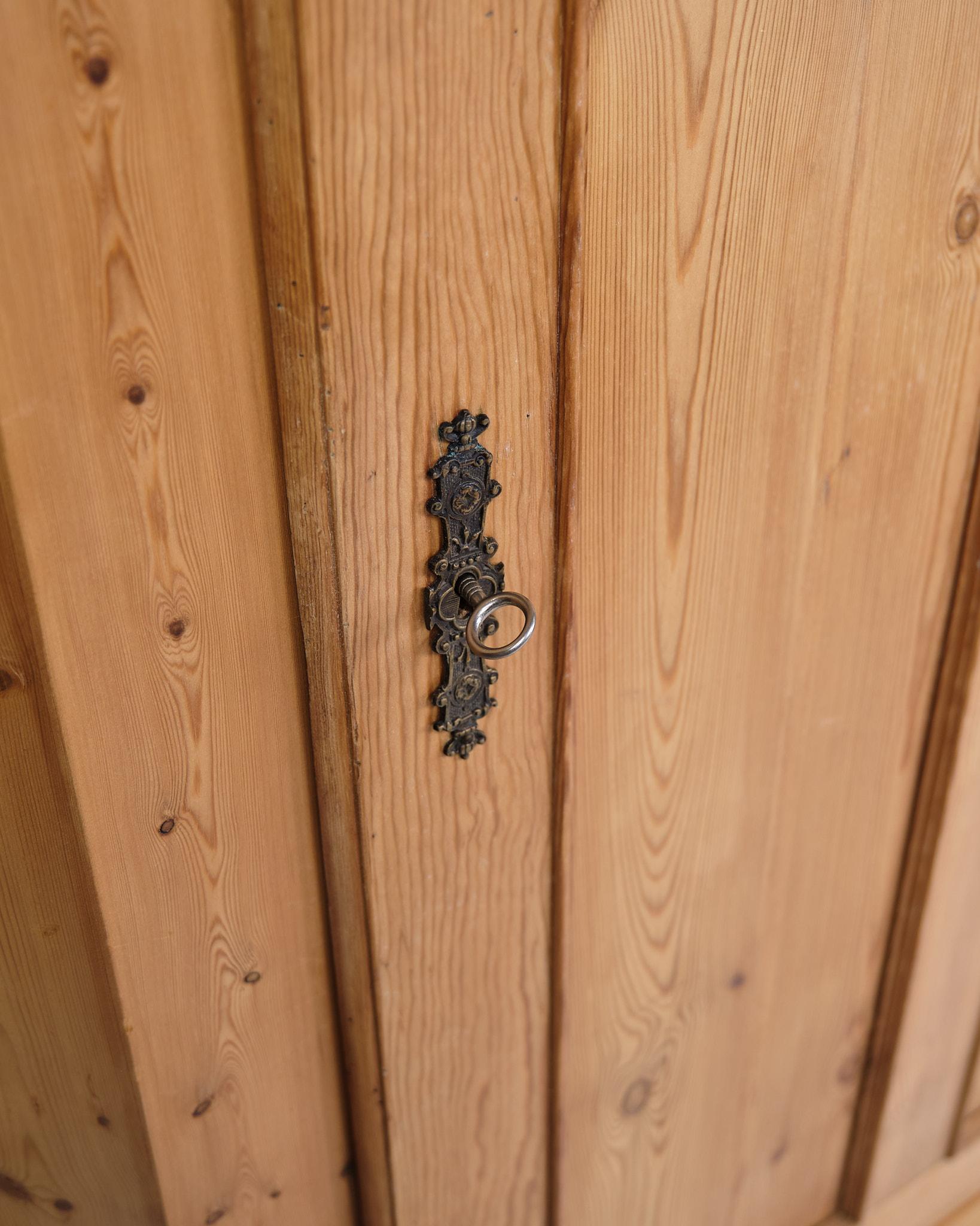 Altro Mobile ad angolo in pino massiccio e accessori in ottone degli anni '20 in vendita