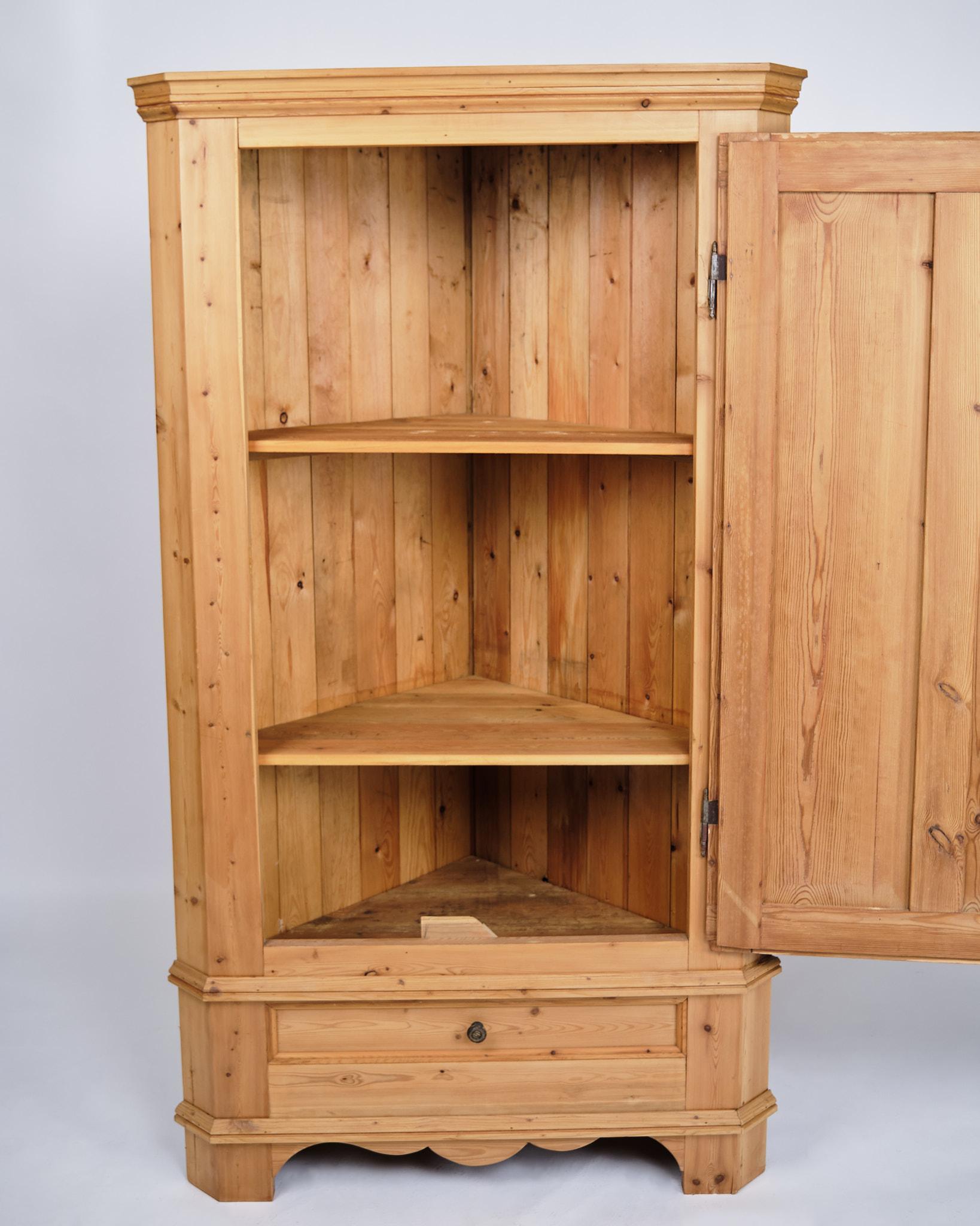 Danese Mobile ad angolo in pino massiccio e accessori in ottone degli anni '20 in vendita