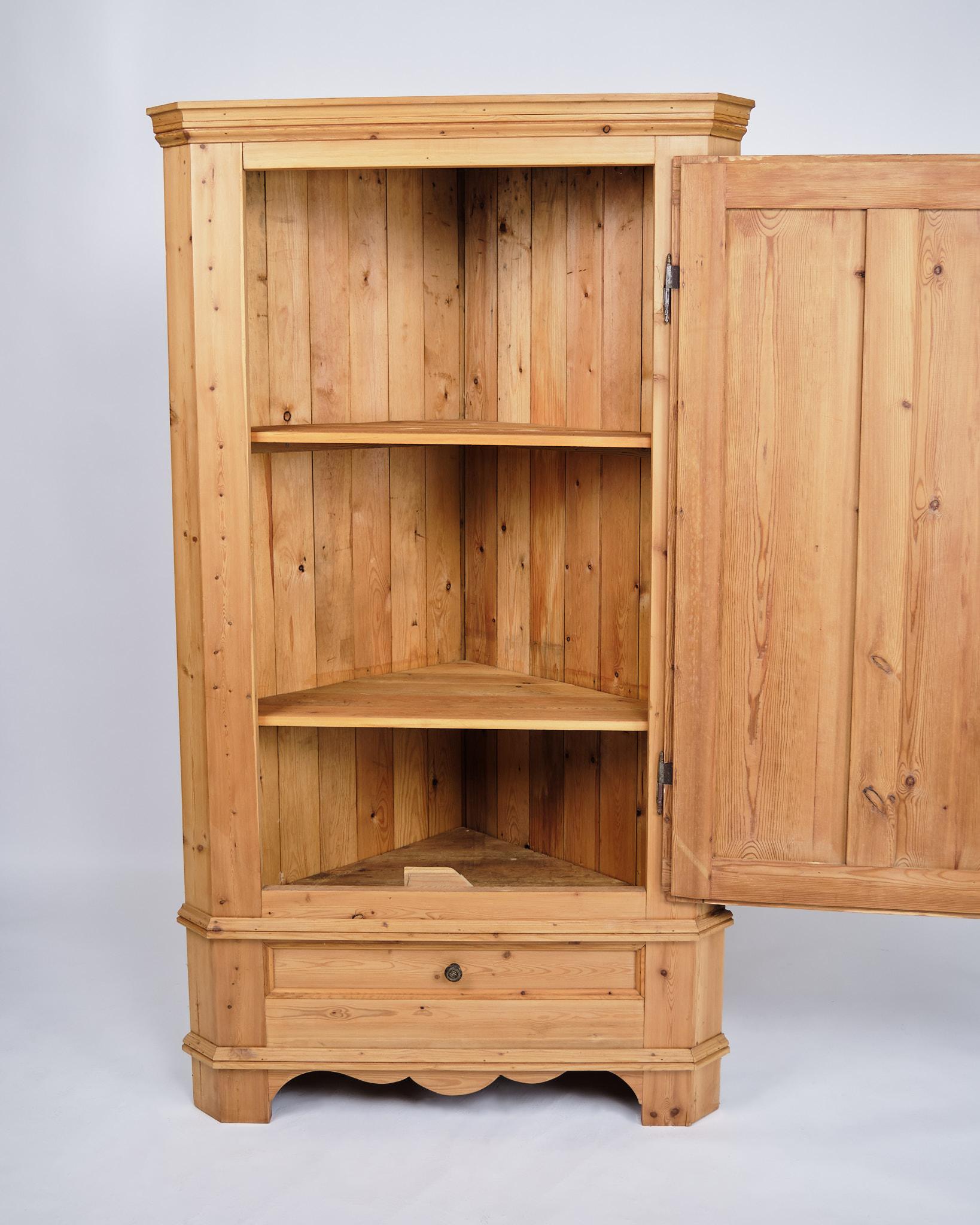 Mobile ad angolo in pino massiccio e accessori in ottone degli anni '20 In condizioni buone in vendita a Lejre, DK