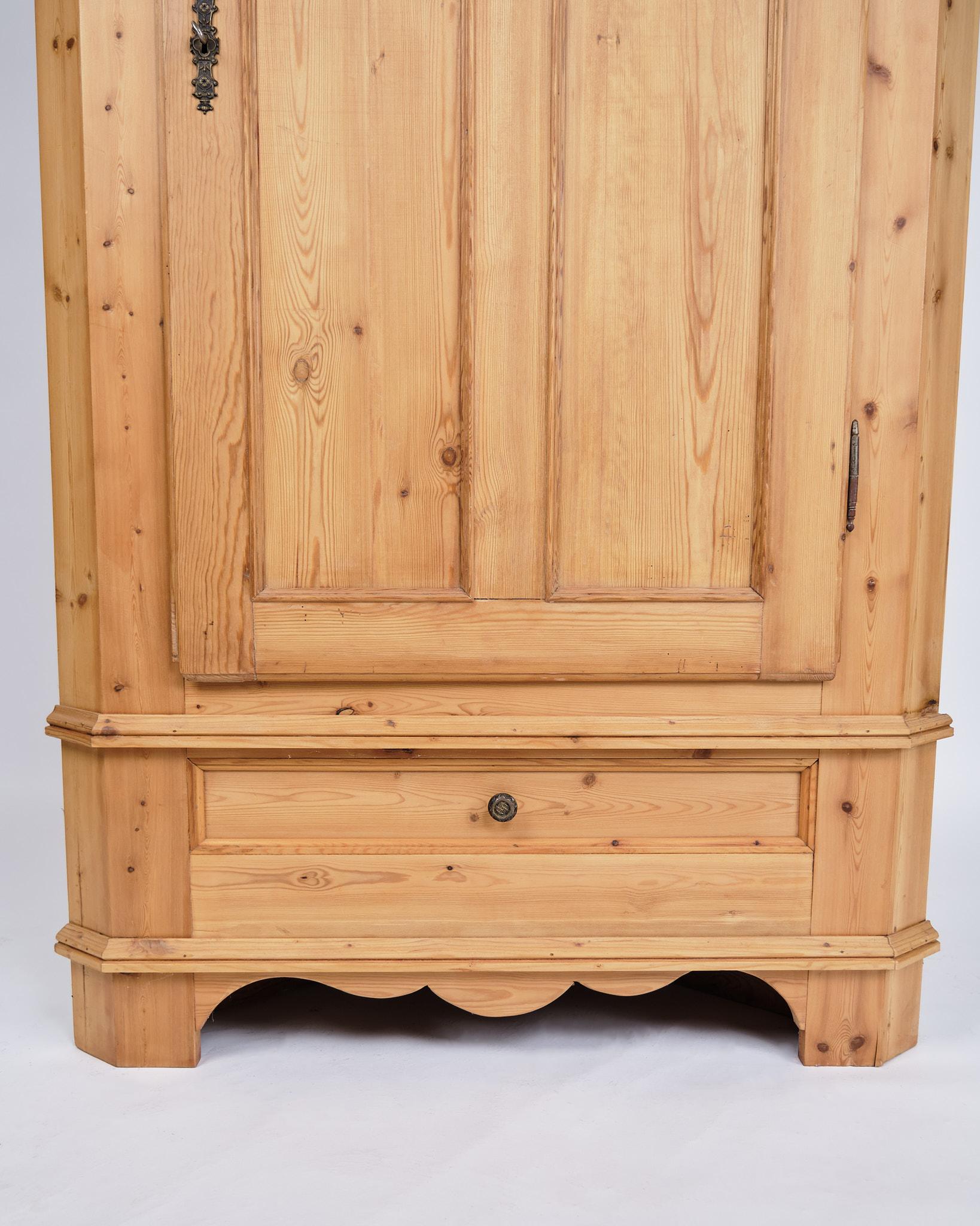 Inizio XX secolo Mobile ad angolo in pino massiccio e accessori in ottone degli anni '20 in vendita