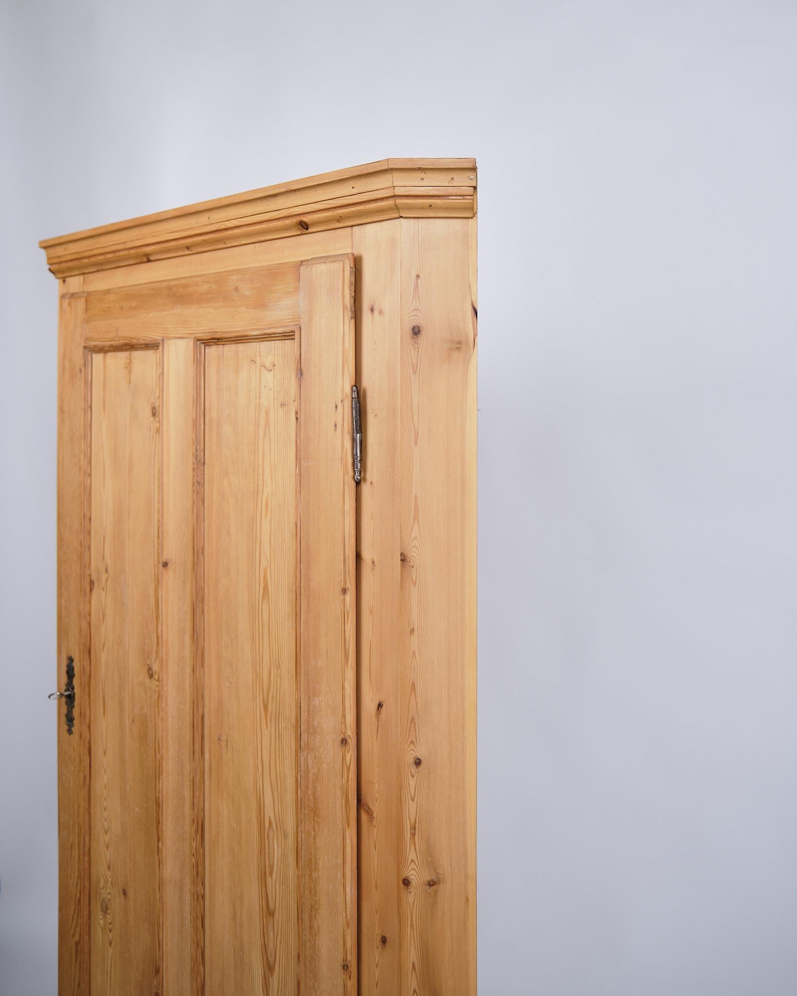 Pino Mobile ad angolo in pino massiccio e accessori in ottone degli anni '20 in vendita