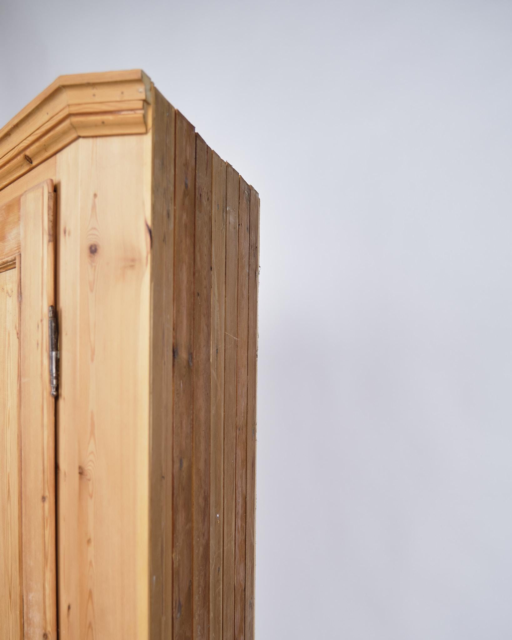 Mobile ad angolo in pino massiccio e accessori in ottone degli anni '20 in vendita 1