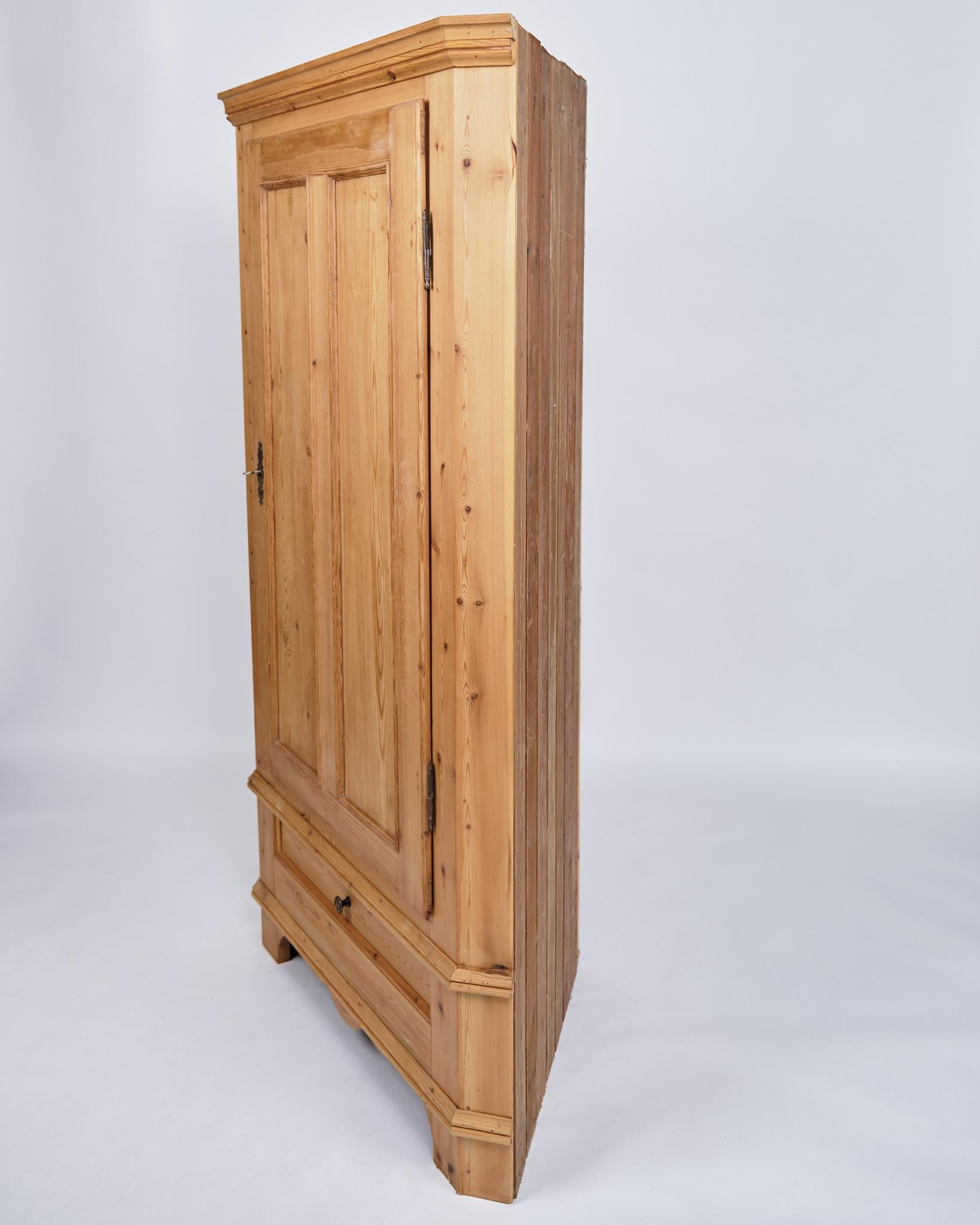 Mobile ad angolo in pino massiccio e accessori in ottone degli anni '20 in vendita 2