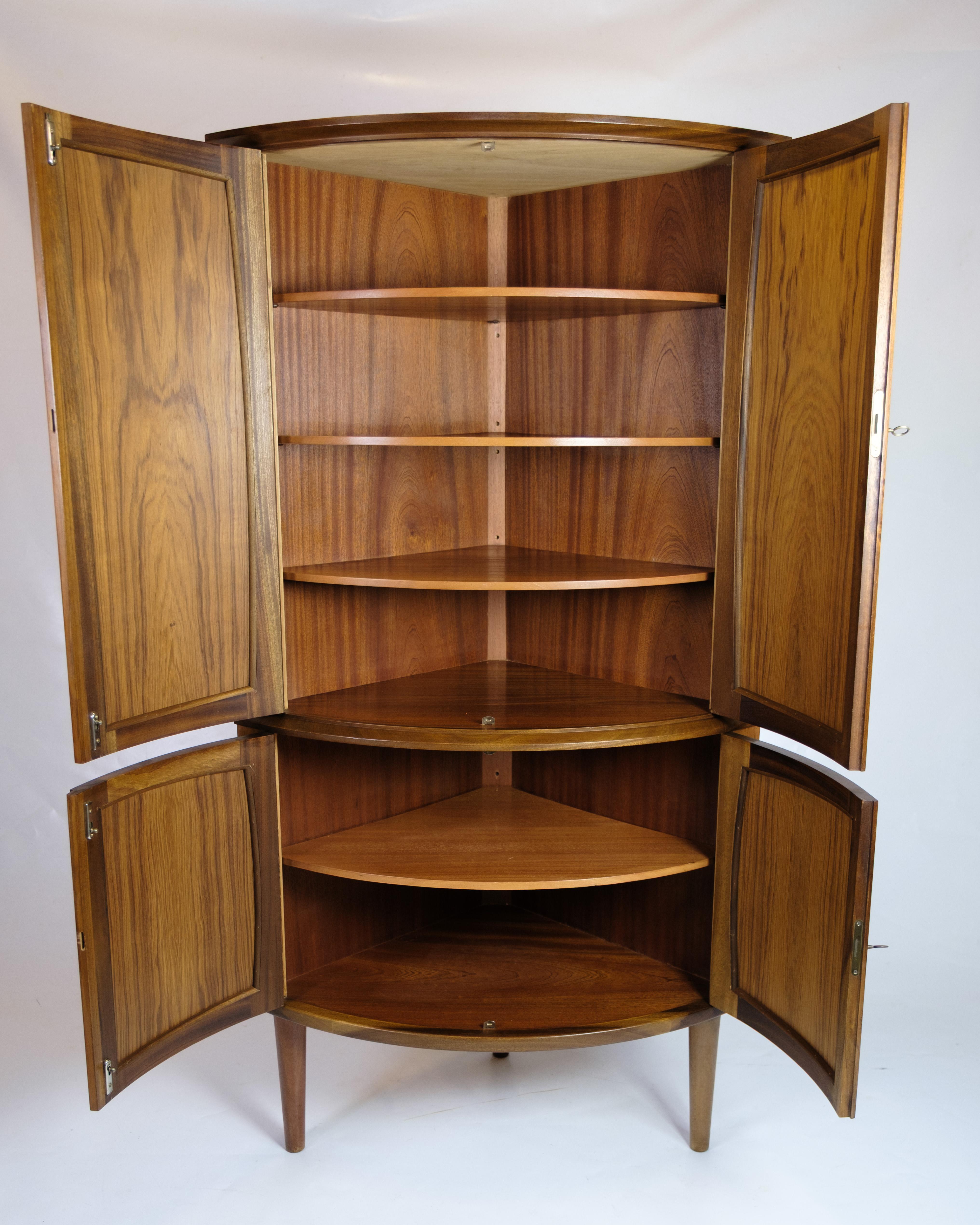 Corner cabinet in teak from the 1960s, manufactured by Petersons Midtjydske Møbelfabrik. The cabinet is designed with double filling doors at the top and bottom, which provide access to spacious storage sections.

Material: Teak
Manufacturer: