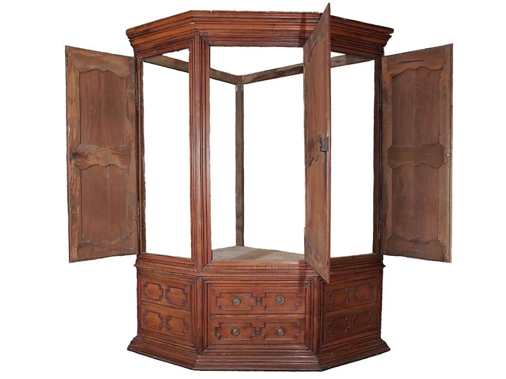 Wunderschöner antiker französischer Grande Louis XIV-Eckschrank aus dem 18. Jahrhundert. Dieser antike, übergroße Eckschrank aus Eichenholz imitiert einen beeindruckenden eingebauten Effekt und verleiht ihm architektonisches Interesse. Reicher