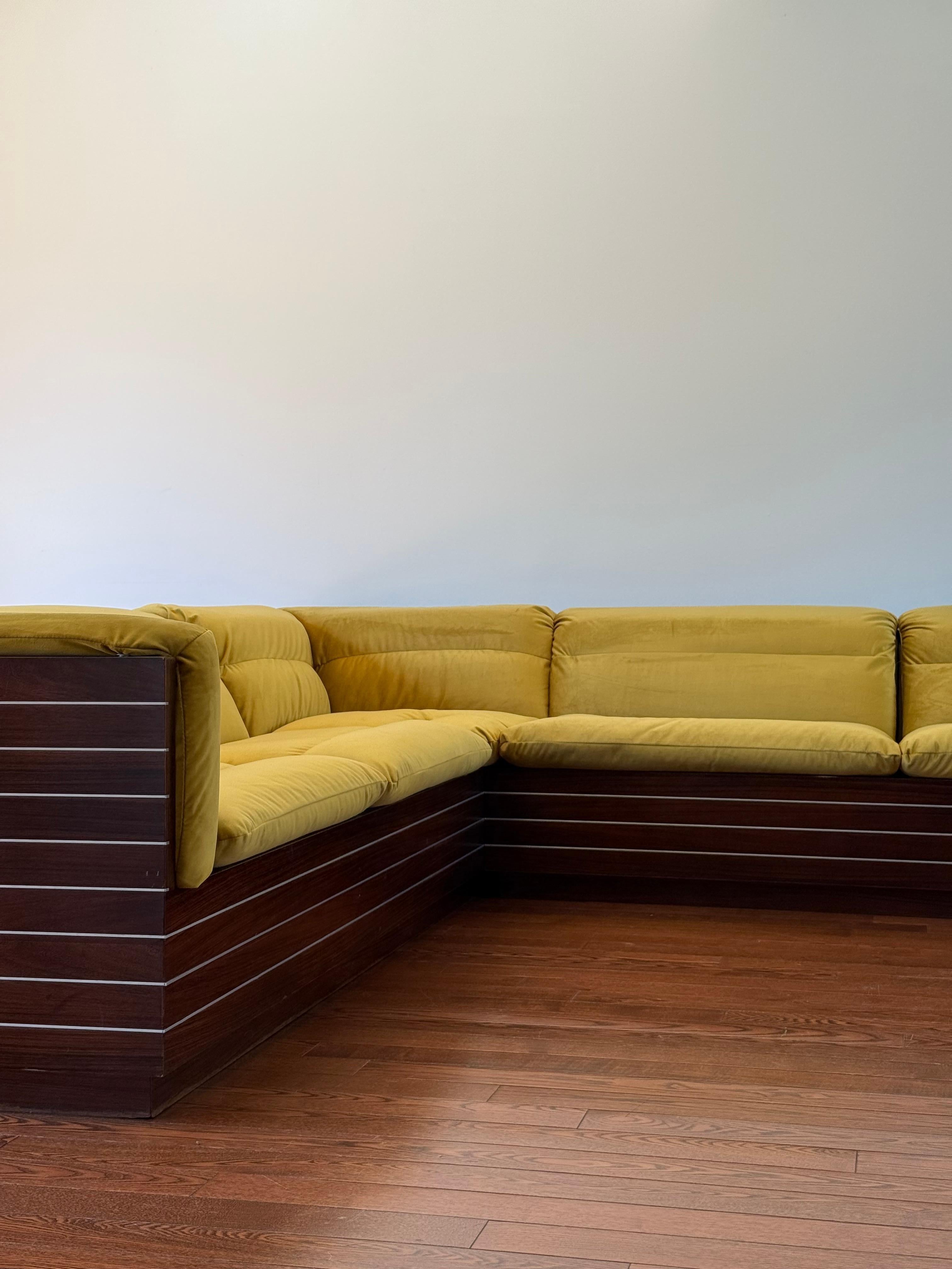 Italian Corner Casement Sofa by Giovanni Offredi for Saporiti For Sale