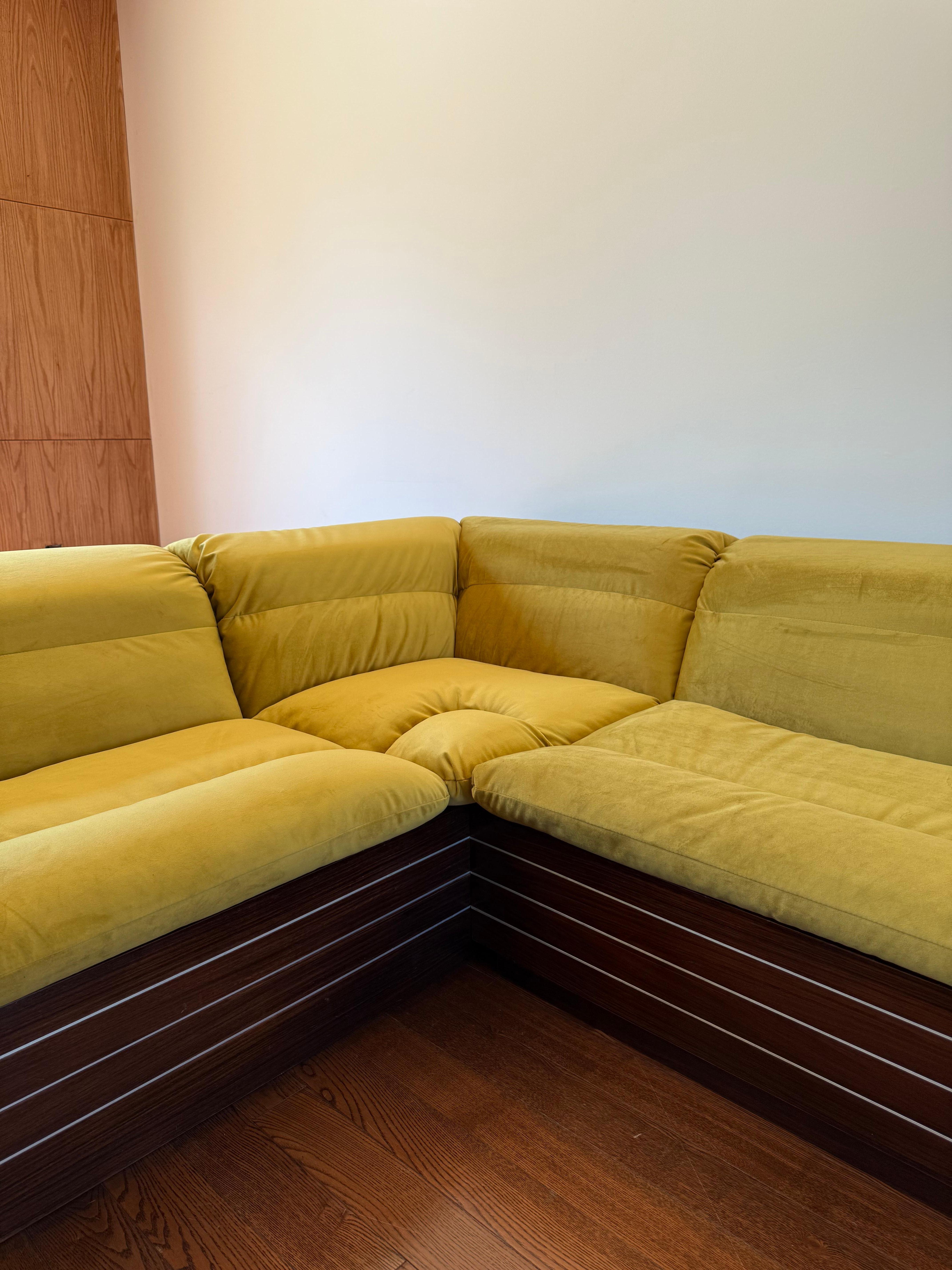 Late 20th Century Corner Casement Sofa by Giovanni Offredi for Saporiti For Sale