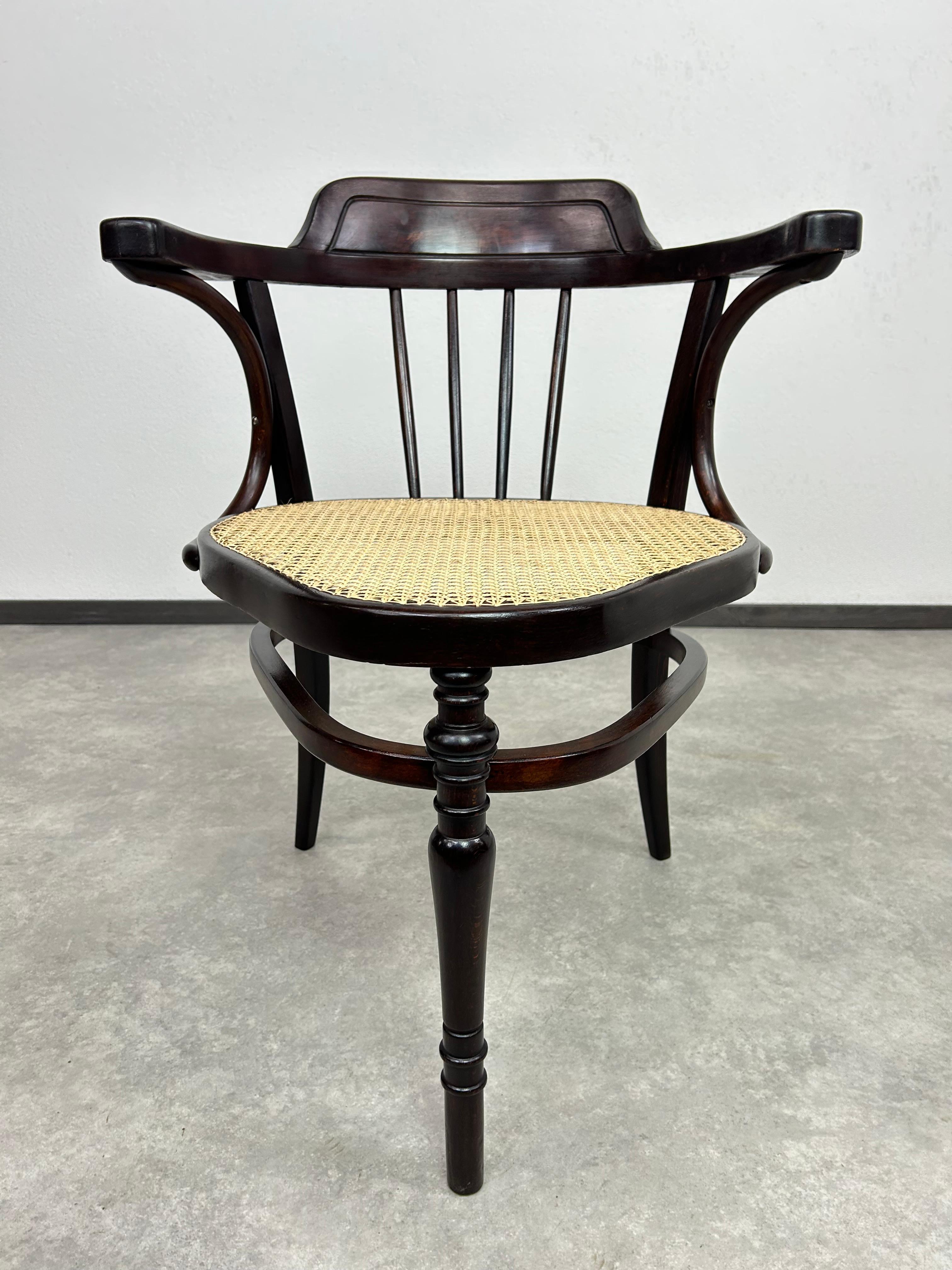 Fauteuil d'angle n°6 de J&J Kohn. Teinté et repoli par des professionnels.