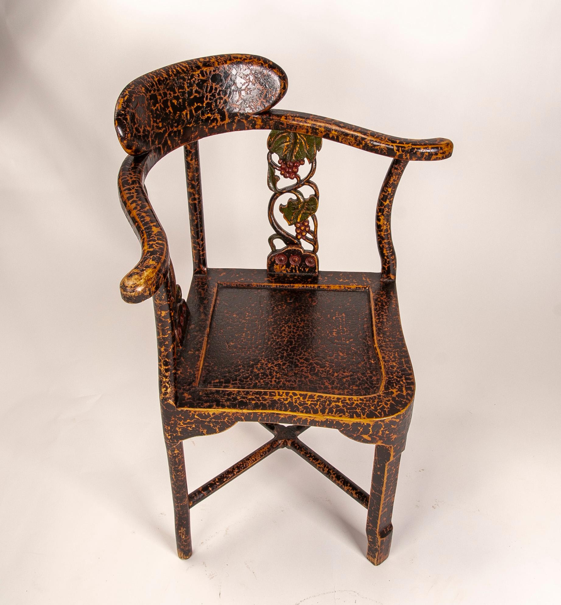 Corner Chair with Lacquered Wooden Arms and Carved Flowers on the Backrest In Good Condition For Sale In Marbella, ES