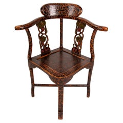 Chaise d'angle avec accoudoirs en bois laqué et fleurs sculptées sur le dossier