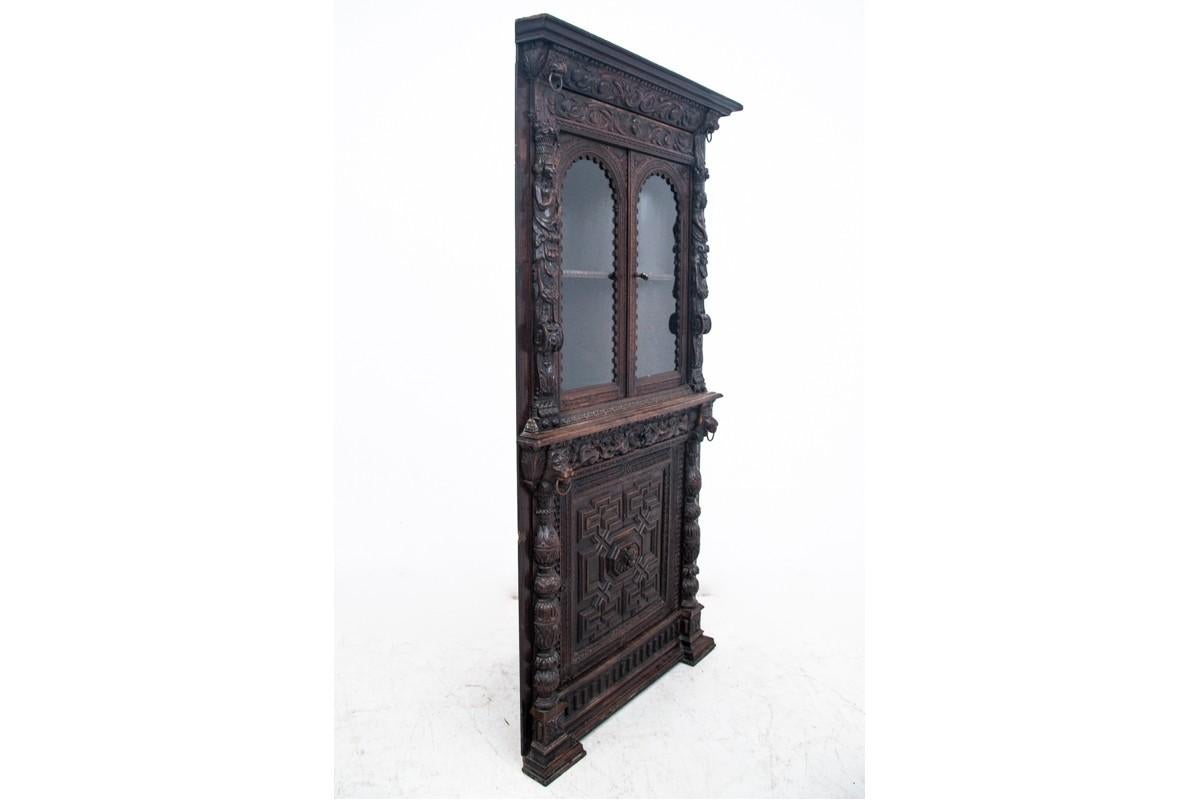 An antique, richly carved oak corner display cabinet in the Neo-Renaissance style, from France, around 1840.

The original wax family seal has been preserved.

Very good condition, no reservations.

Wood: oak

dimensions :

height 210 cm x width 100