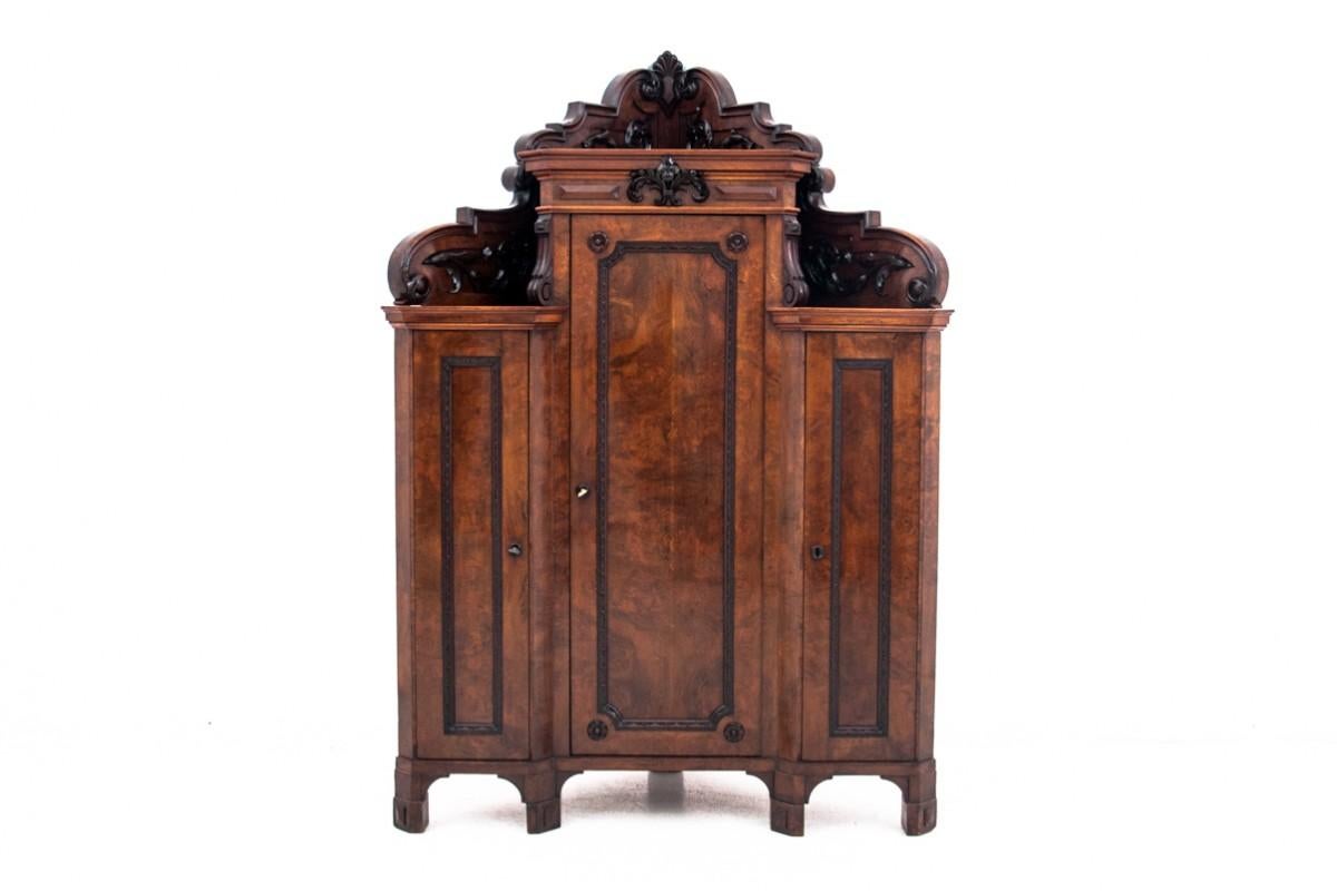 An antique chest of drawers from the turn of the 19th and 20th centuries. Very good condition, after professional renovation, the chest of drawers finished in polish.

Year: around 1900

Origin: Western Europe

Dimensions: height 150 cm / width 102