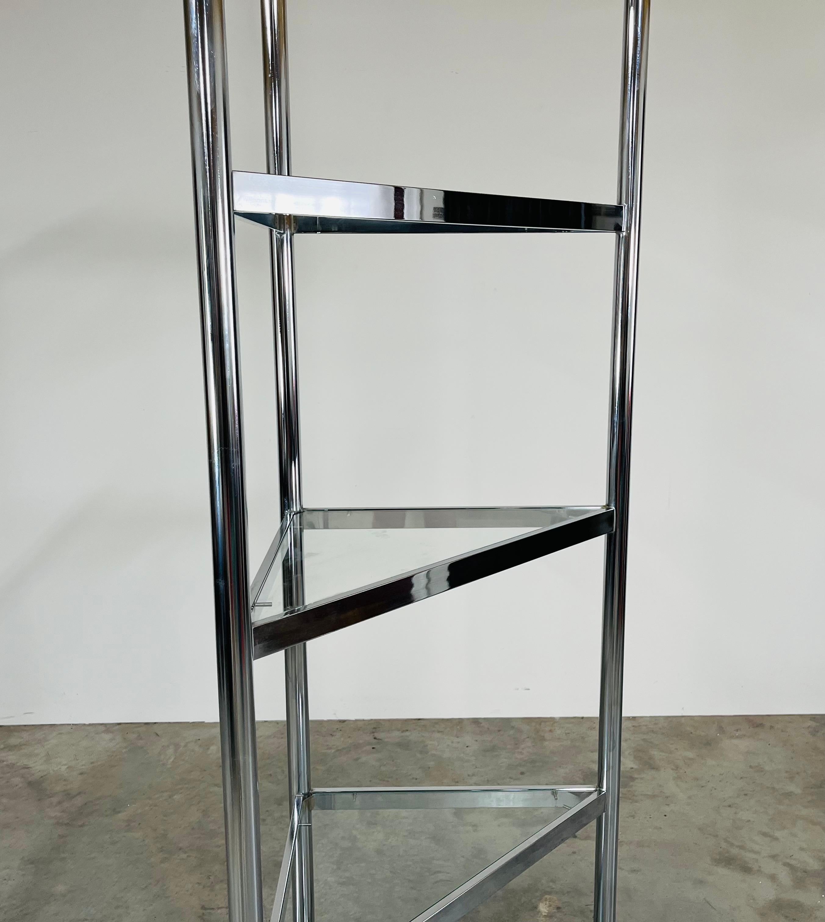 Etagere ad angolo in cromo e vetro nello stile di Milo Baughman in vendita 2