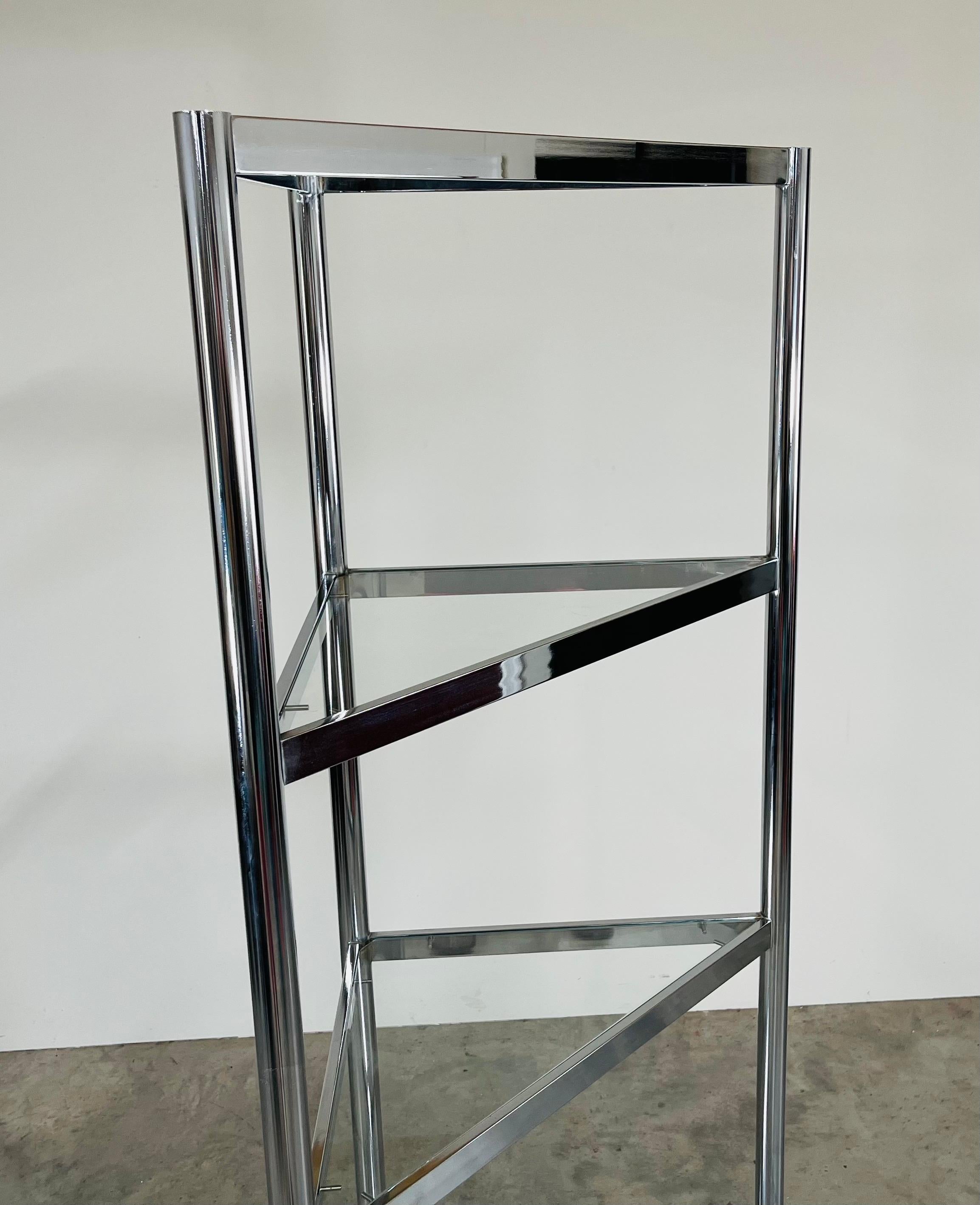 Etagere ad angolo in cromo e vetro nello stile di Milo Baughman in vendita 3