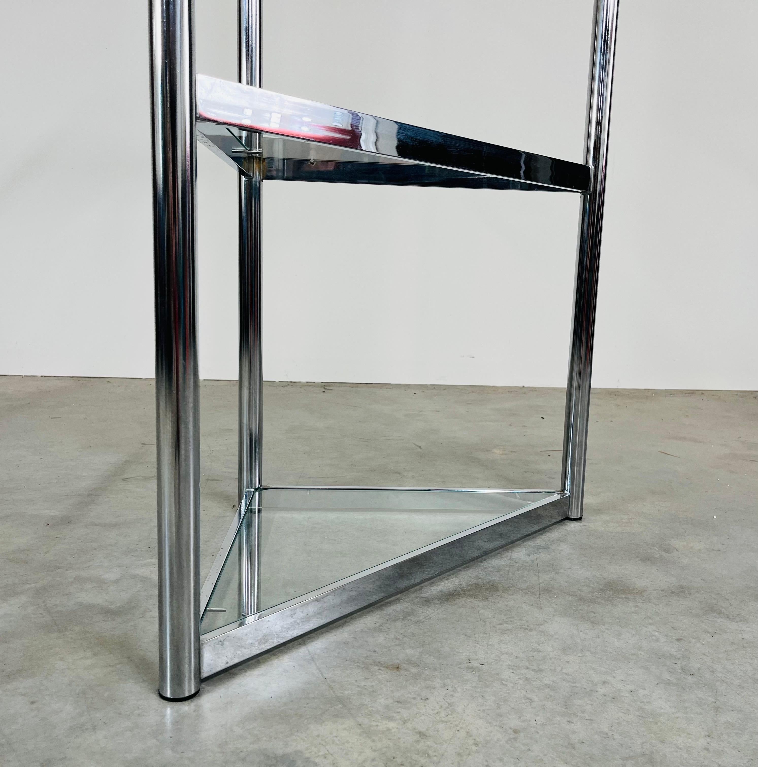 Etagere ad angolo in cromo e vetro nello stile di Milo Baughman in vendita 4