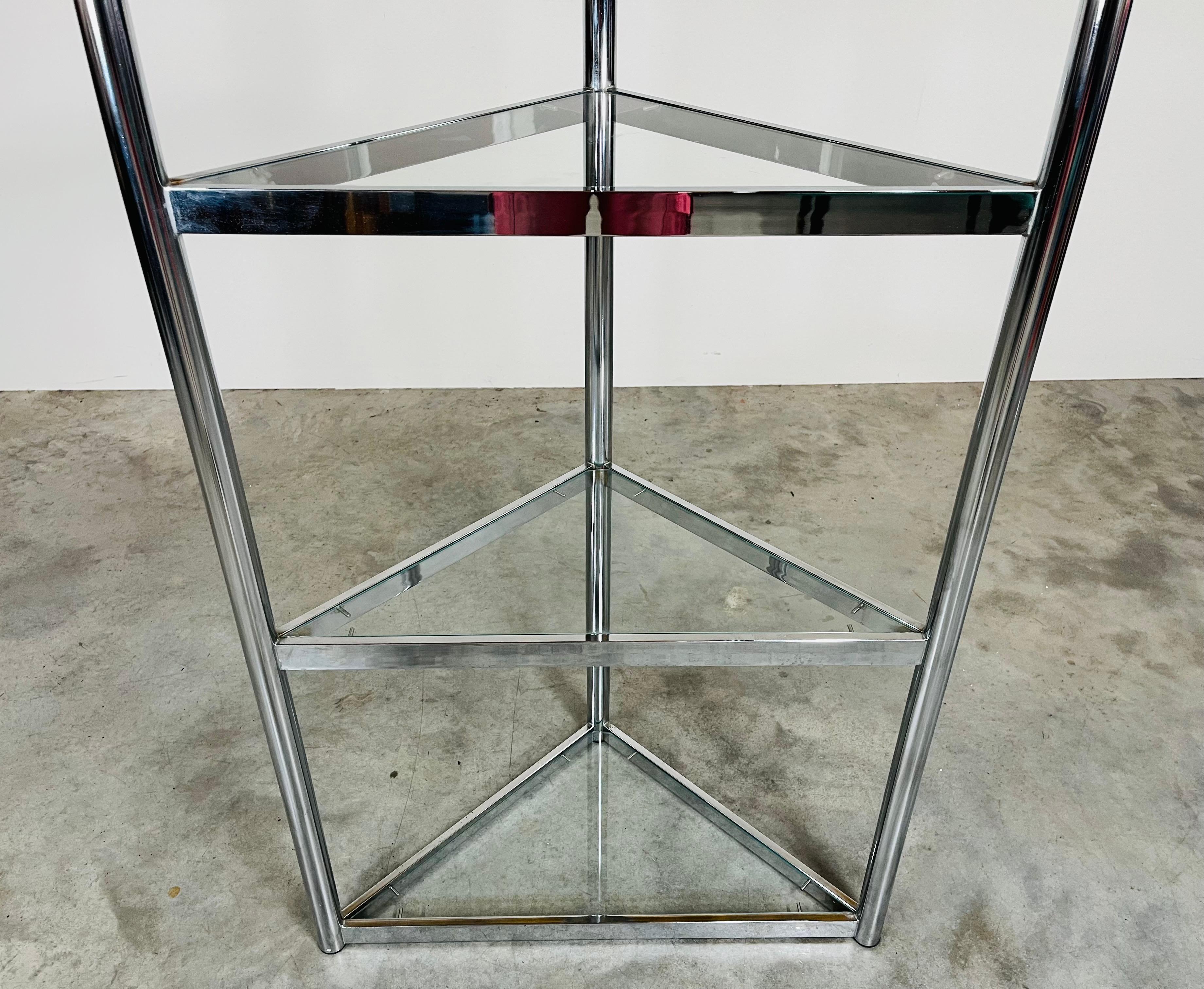 Mid-Century moderno Etagere ad angolo in cromo e vetro nello stile di Milo Baughman in vendita