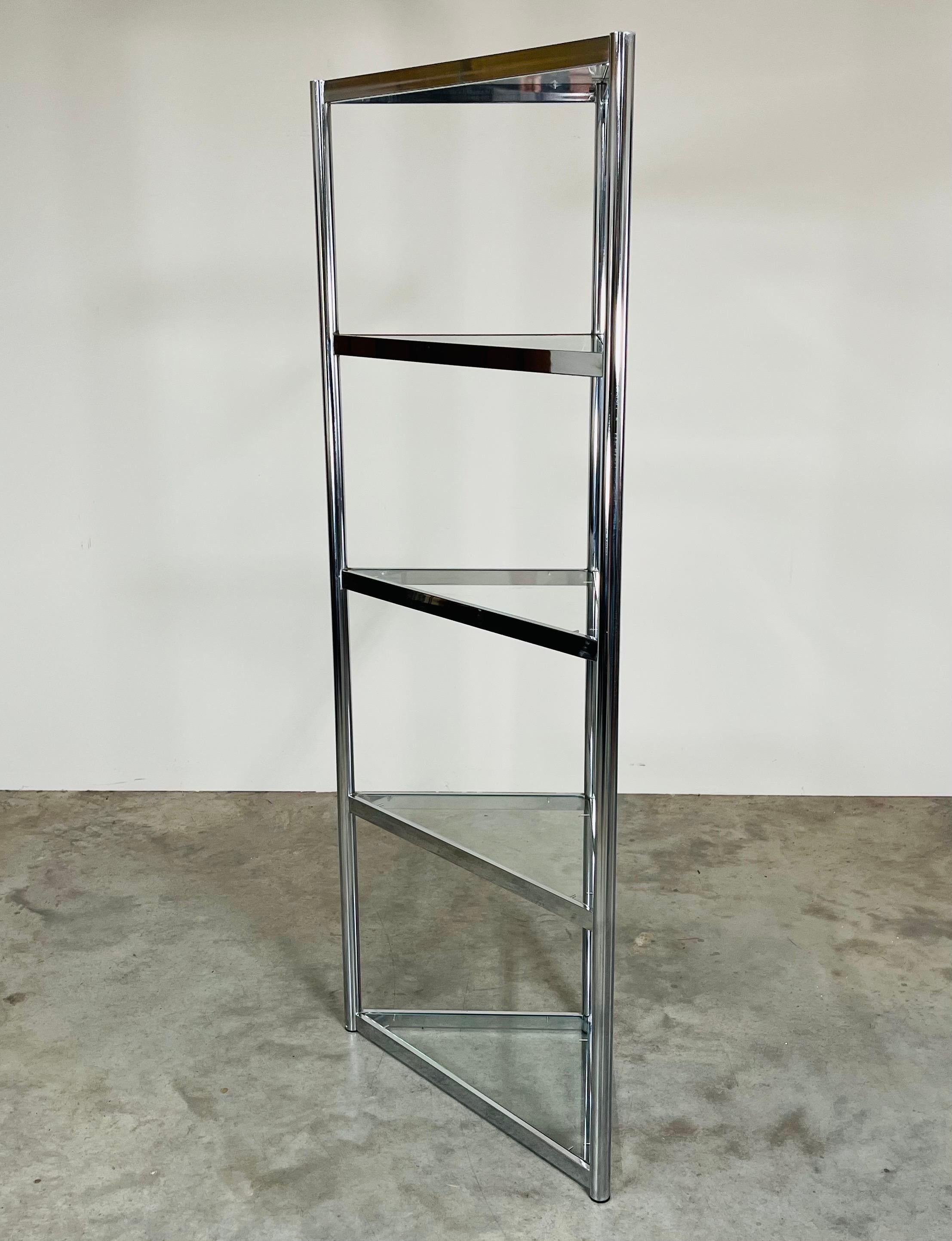 Americano Etagere ad angolo in cromo e vetro nello stile di Milo Baughman in vendita