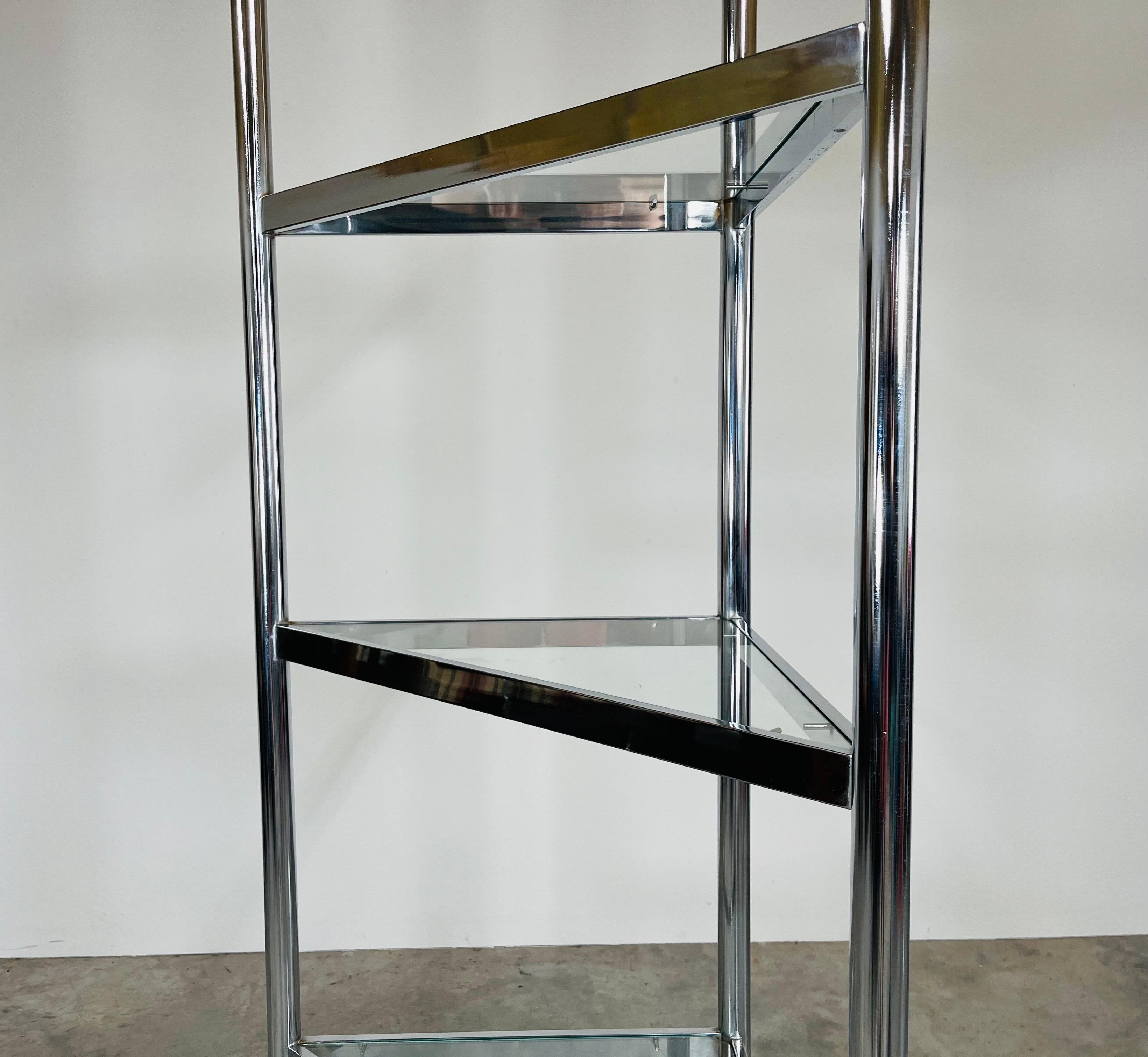 Etagere ad angolo in cromo e vetro nello stile di Milo Baughman In condizioni ottime in vendita a Southampton, NJ