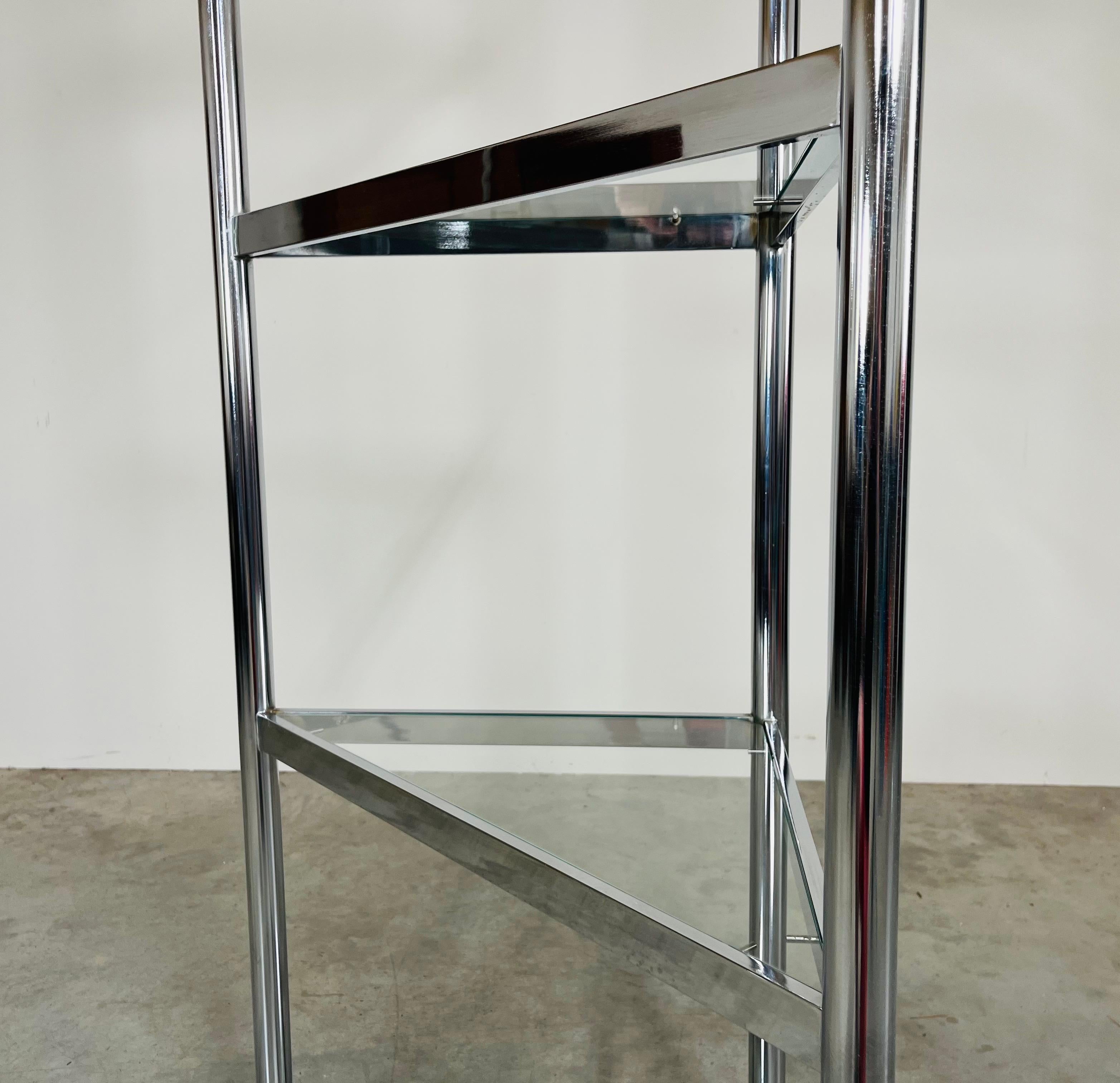 XX secolo Etagere ad angolo in cromo e vetro nello stile di Milo Baughman in vendita