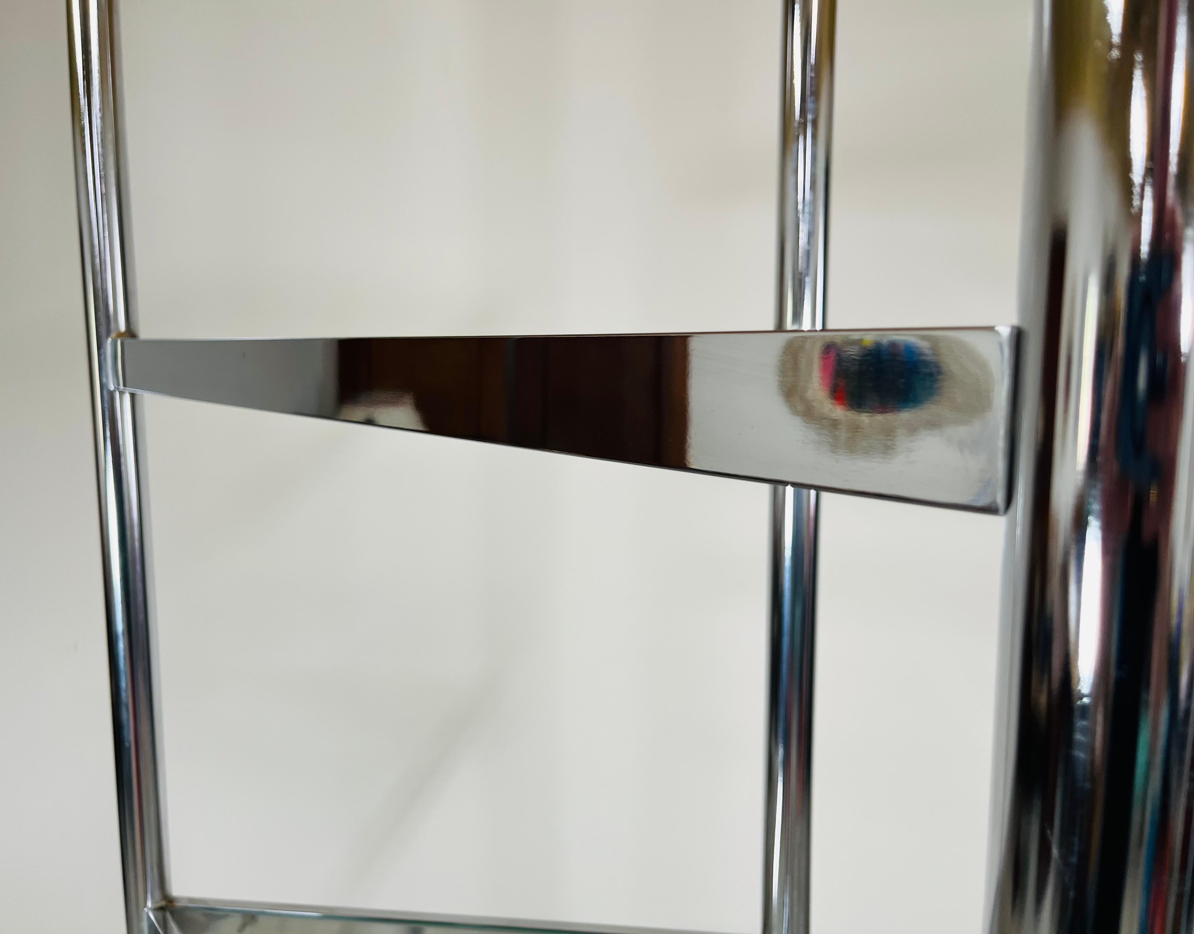 Etagere ad angolo in cromo e vetro nello stile di Milo Baughman in vendita 1