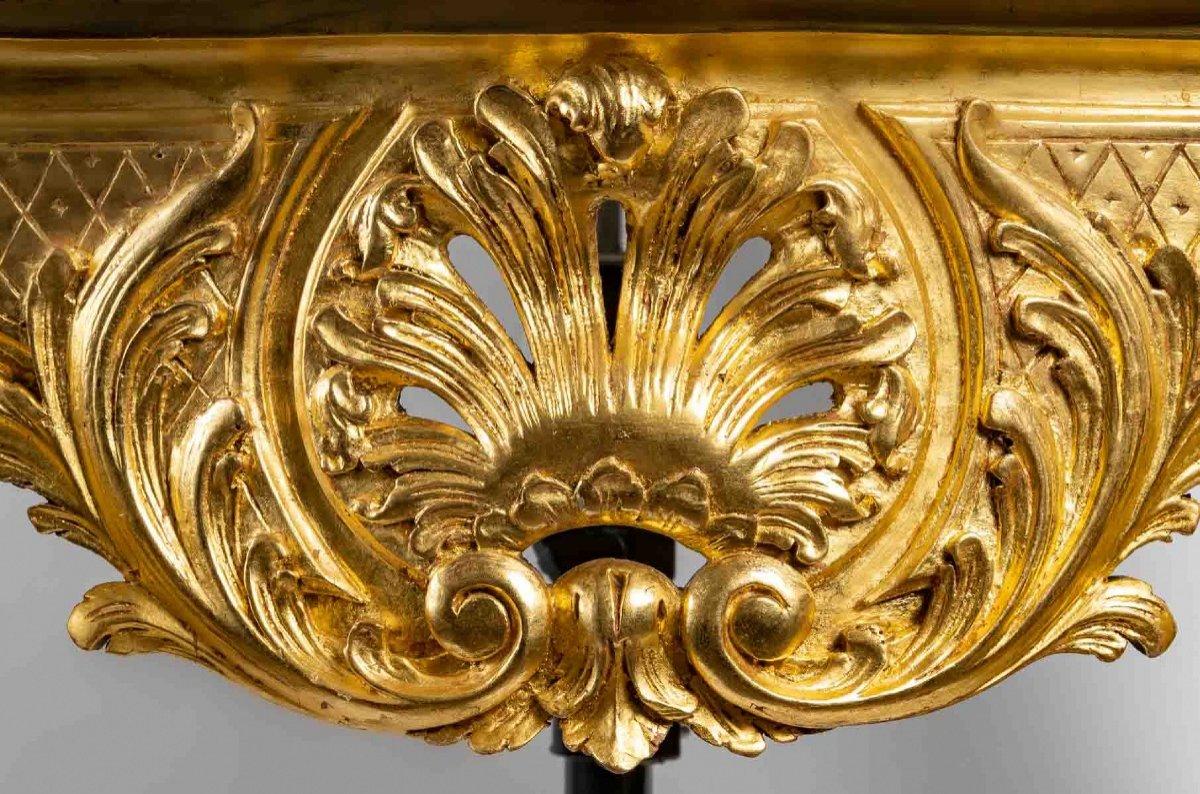 Sublime console d'angle en chêne sculpté et doré à la feuille d'or 24 carats, surmontée d'un magnifique marbre vert des Alpes du XVIIIe siècle.

Ces deux magnifiques traverses sont très richement sculptées de feuilles d'acanthe et sont pourvues d'un