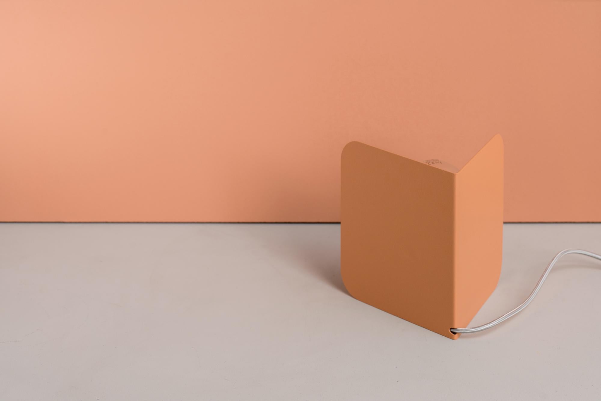 Postmoderne Lampe de table d'angle corail de +kouple en vente