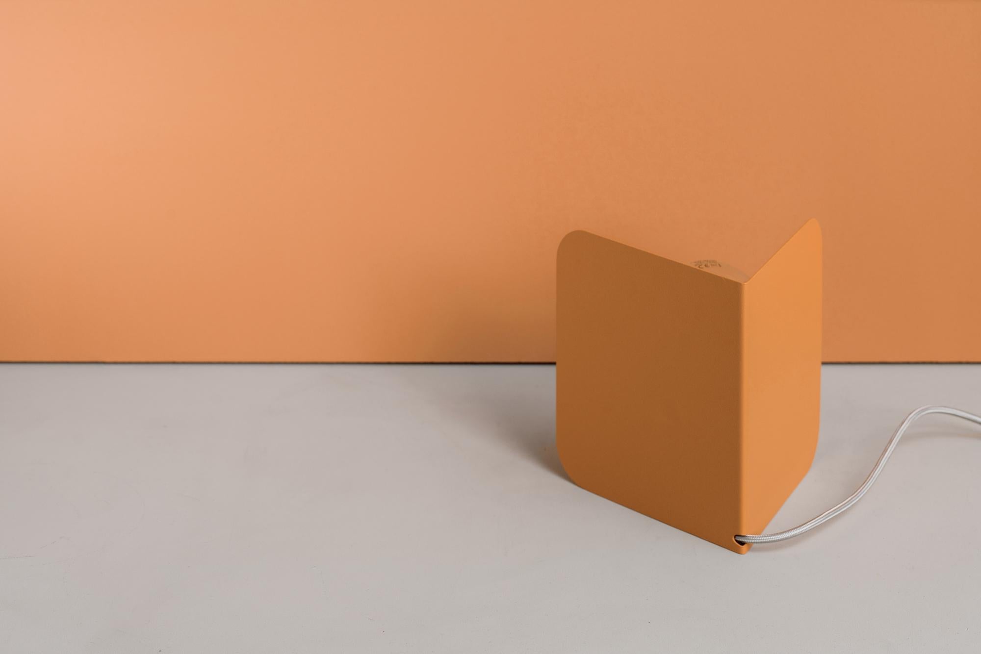 Lampe de table d'angle corail de +kouple en vente 1