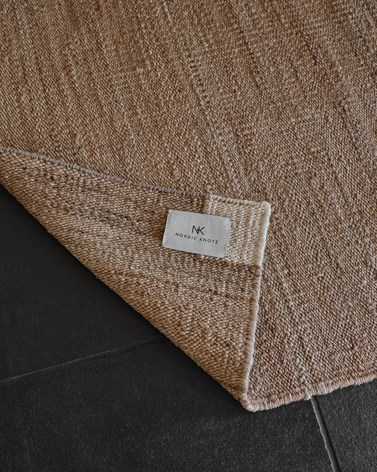 Cremefarbener Teppich „Corner“ im Jute-Stil im skandinavischen Design (Indisch) im Angebot