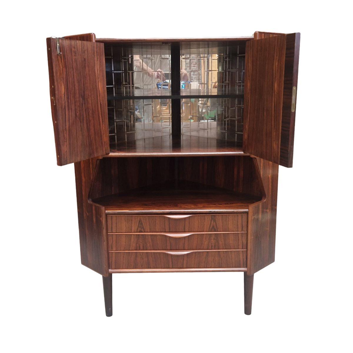 Corner cupboard by Omann Jun, Denmark, 1970's In Good Condition For Sale In Brussels , BE