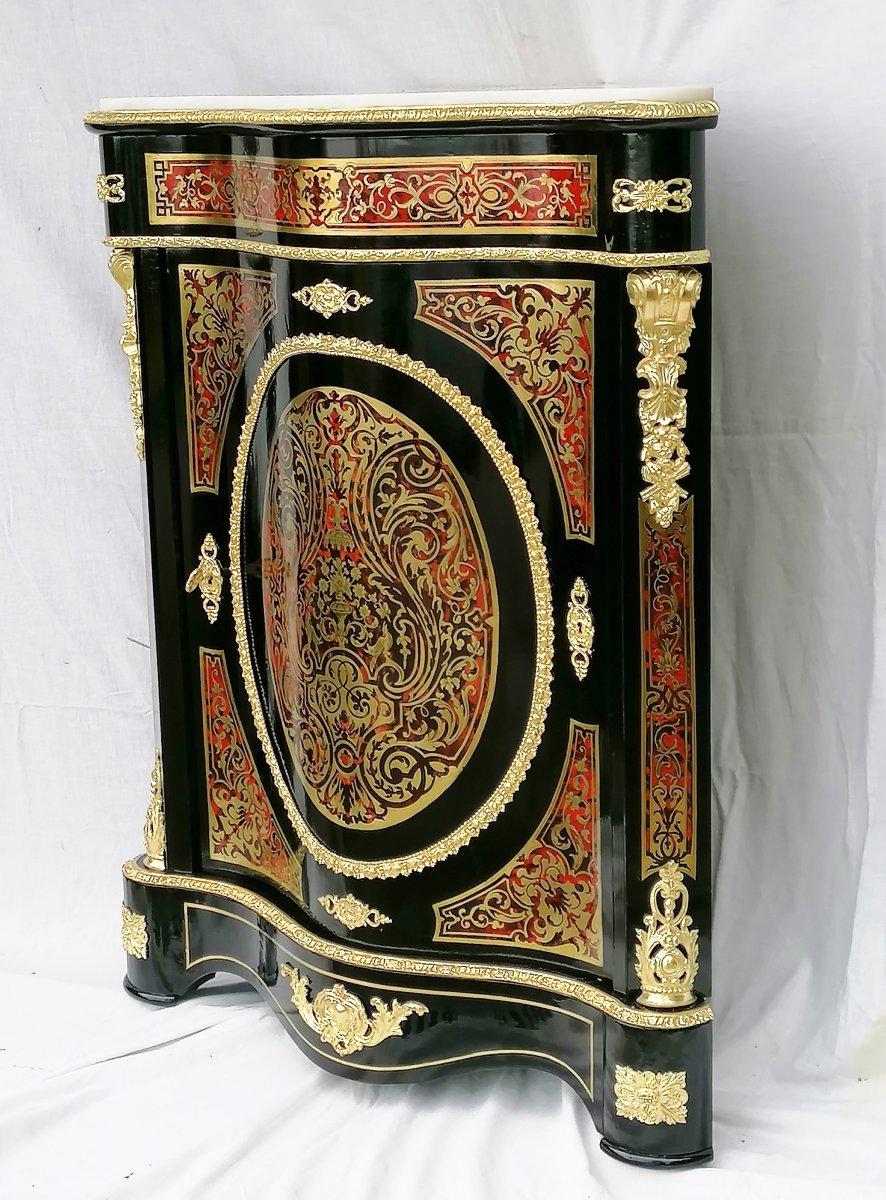 Corner cupboard cabinet, rare to be find in a red tortoiseshell marquetry Boulle style as this one. Blackened fruitwood and brass, golden bronze ornamentations and a white Carrara marble top.
Napoleon III style, France, circa 1865.
Interior in