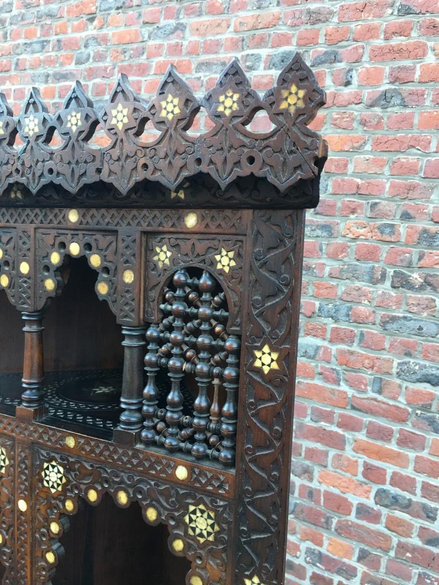 Corner Cupboard in Precious Wood Veneer, orientalist  Work, circa 1900-1930 In Good Condition For Sale In Saint-Ouen, FR