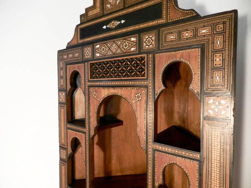 Corner cupboard in precious wood veneer and bone. Orientalist work, circa 1900-1930.