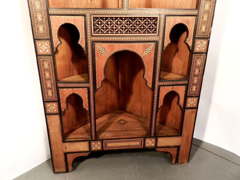 Armario esquinero de madera de cerezo con marquetería de madera coloreada. circa 1930 Africano en venta