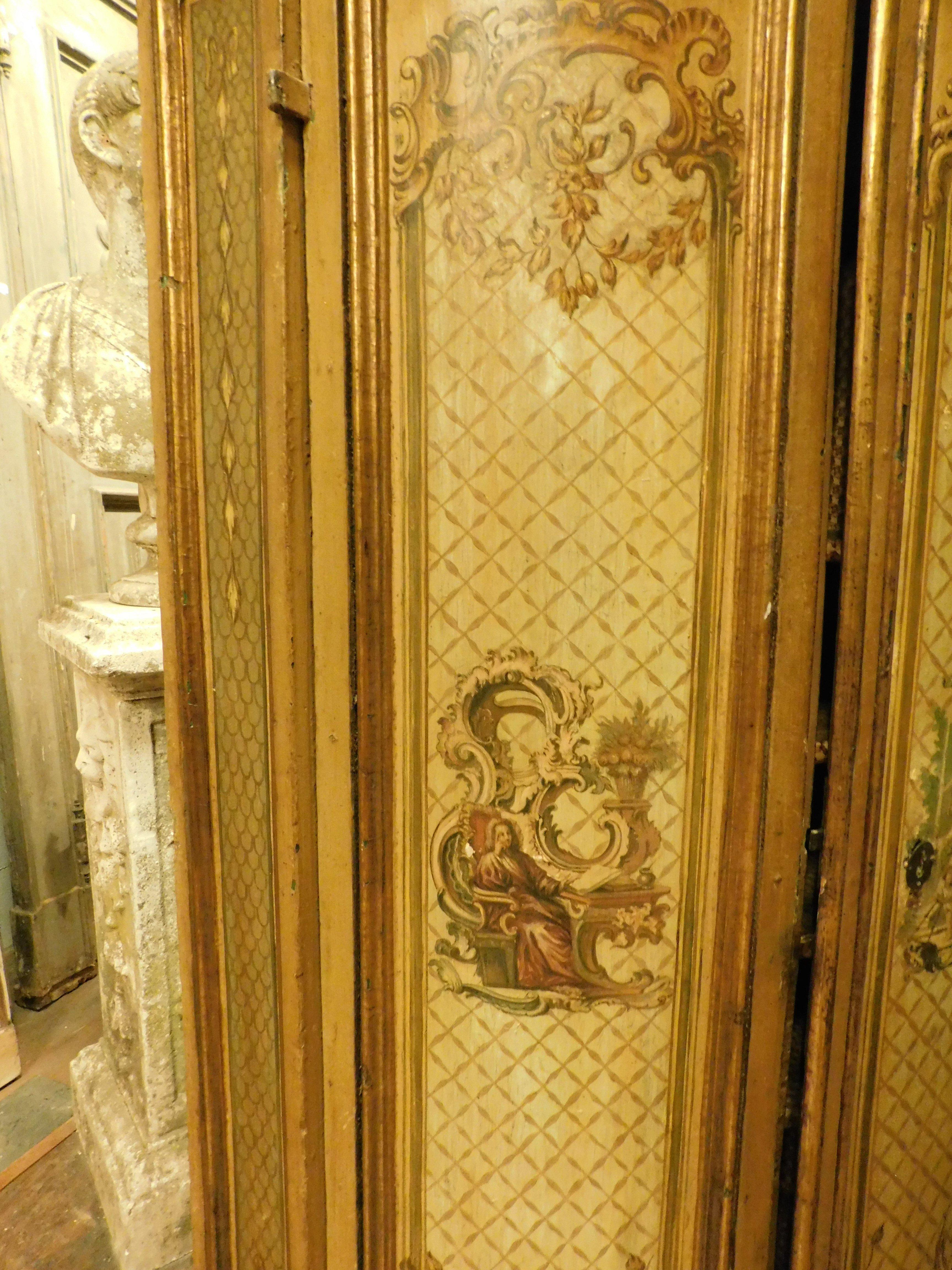 Eckschrank, gelb lackierter und handbemalter Schrank, Italien (18. Jahrhundert und früher) im Angebot