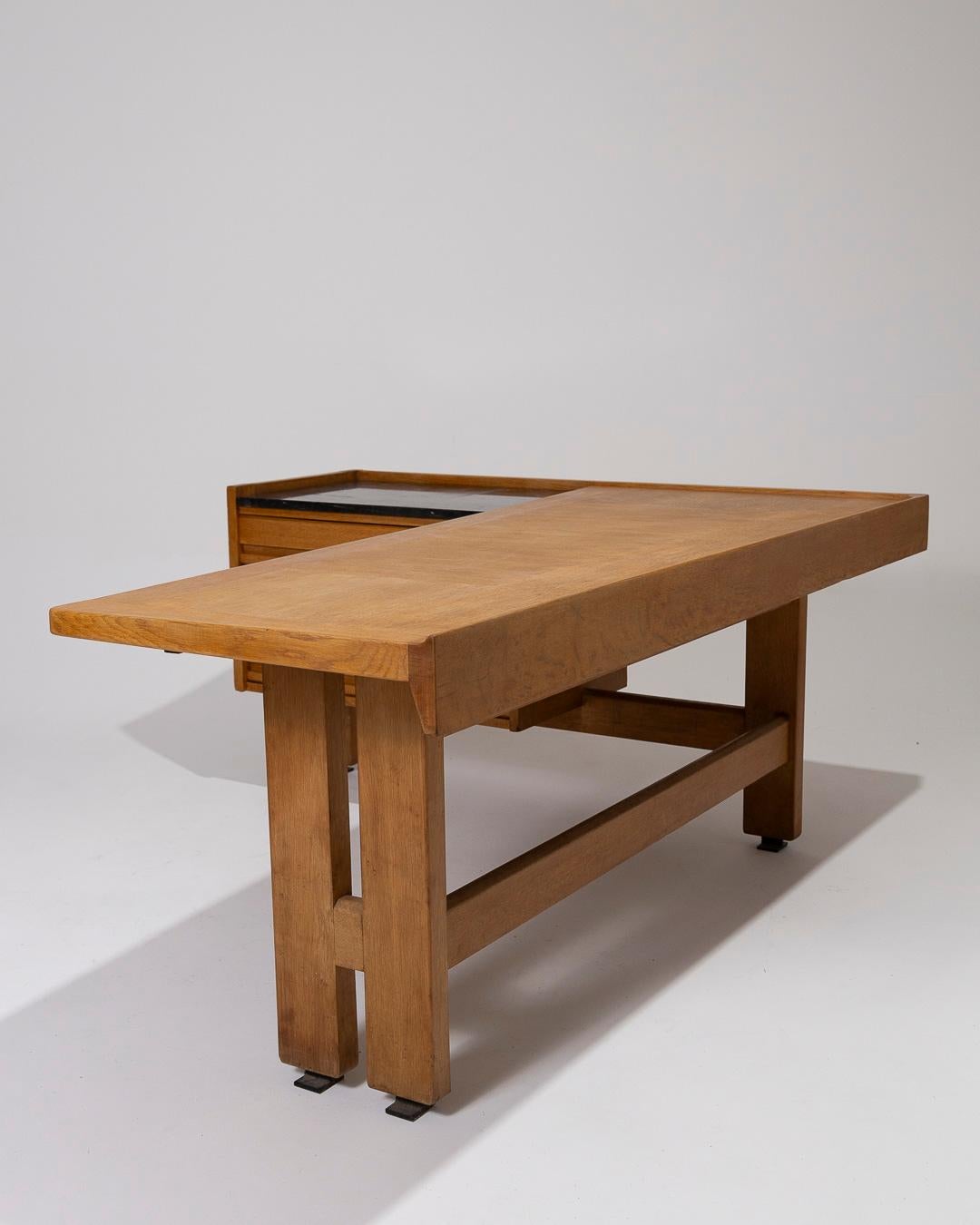 Corner desk in oak by Guillerme and Chambron, 1950s In Good Condition In PARIS, FR