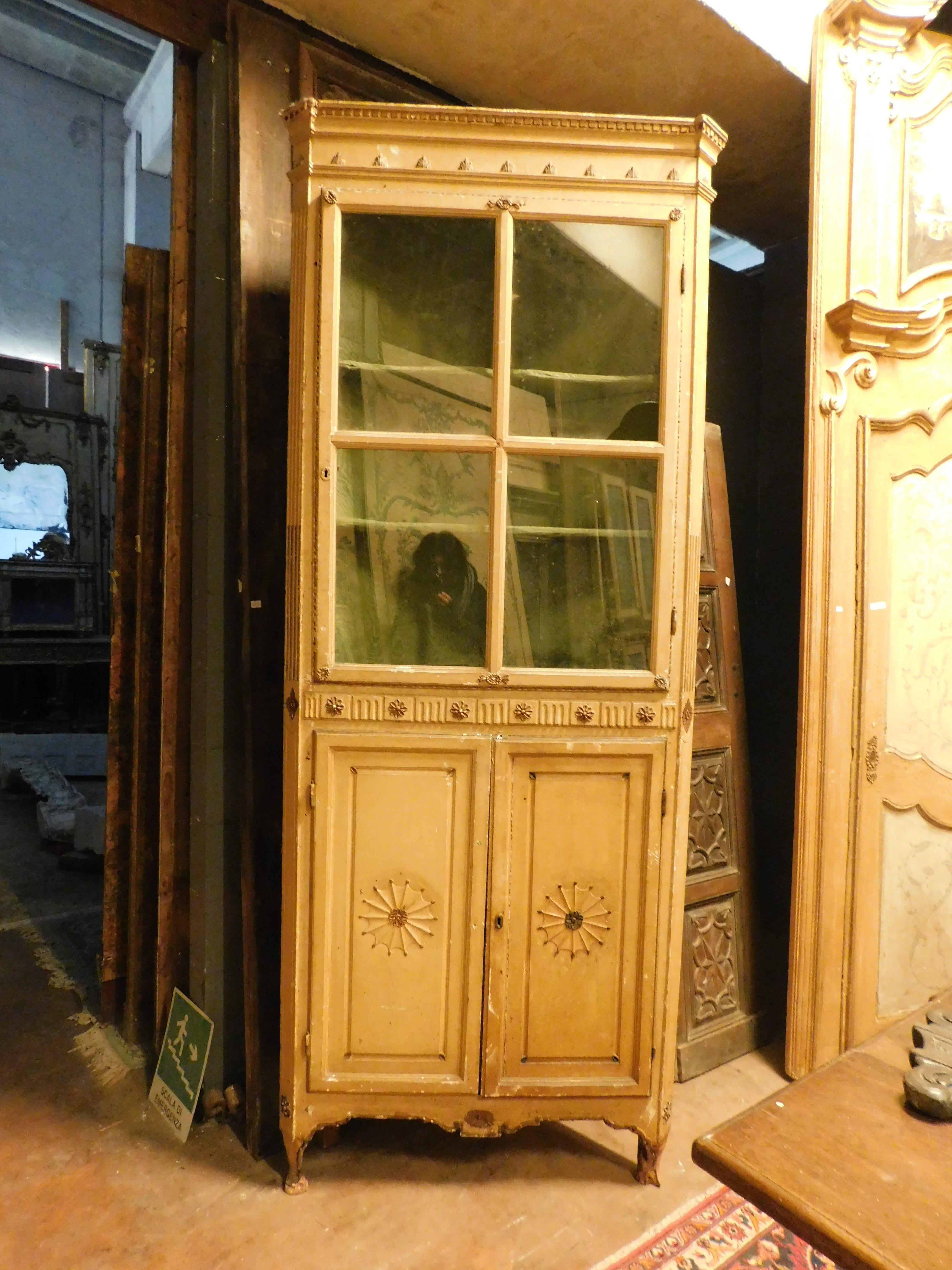 italien Vitrine d'angle en bois laqué jaune avec partie en verre, Italie en vente